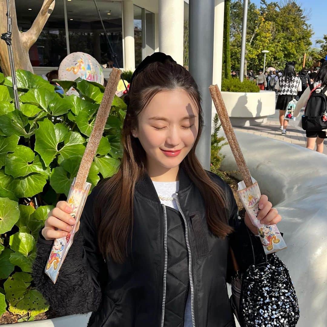 ひよんのインスタグラム：「🐭🏰❤️  ディズニー行きたい欲がやっと満たされた😍 お決まりのチュロスもしっかり食べれたし満足👏🏻 クレームブリュレ味も新しくでてたのだけど、 やっぱり普通のが1番おいしい！  美女の野獣乗れなかったことだけ心残り🥺🤣  楽しいし１日だった❤️ まぶしくて目開けれなかった☀️  みんなはランドの乗り物で何が1番すき？😍  #disneyland #disney #ディズニーランド」