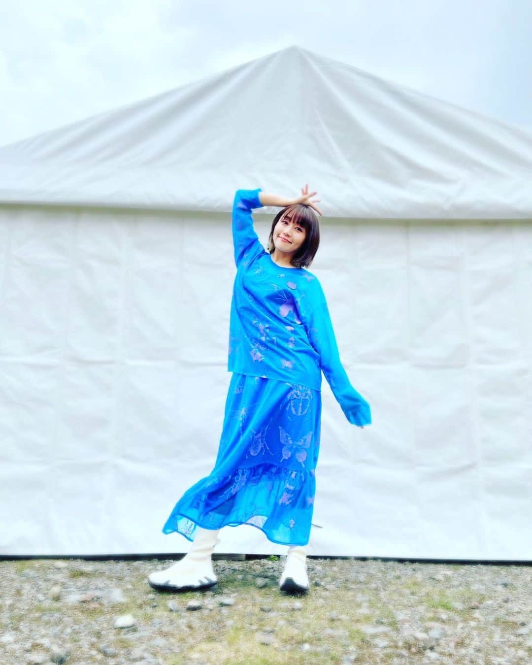 矢井田瞳さんのインスタグラム写真 - (矢井田瞳Instagram)「大自然の中でのステージということでピピピときたこの衣装👗 鮮やかなブルーに虫さん達の絵柄がプリントされたセットアップ、めちゃ可愛かった🫶  thanks😘  @rbtxco」4月24日 19時34分 - hitomi_yaida