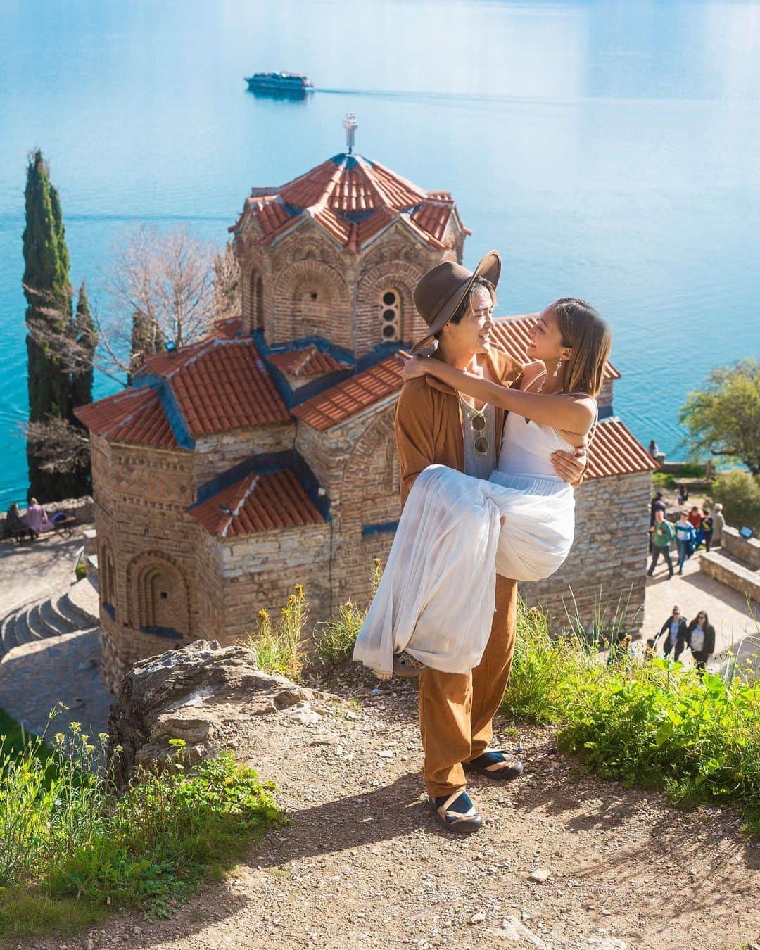 近藤あやさんのインスタグラム写真 - (近藤あやInstagram)「We are in North Macedonia! 🇲🇰Here is Lake Ohrid, a World Heritage Site.☺️✨  北マケドニアのオフリドに やってきました〜🥰🇲🇰  北って着くから南もあると 思いきやないのね🫣  東京があるから西京もあるのかなって 思っちゃうみたいな感じかな😗 (何の話？)  ちっちゃなお城と大好きな 黄色のお花がうれし可愛い🌼🥰  #北マケドニア #オフリド #海外旅行 #northmacedonia #macedonia #churchkaneo #kaneo #couple」4月24日 19時37分 - doraemontoaya