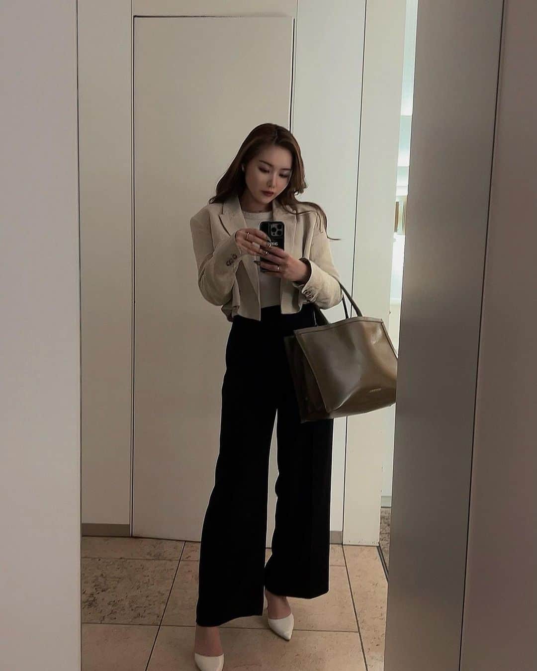 Honokaのインスタグラム：「. . なぜかストーリーで めちゃくちゃ反響があったこのコーデ！  うれしいから載せちゃおう🥰♡♡  お勉強५✍しまくった日でした🌻  #きょコ #zara #uniqlo」