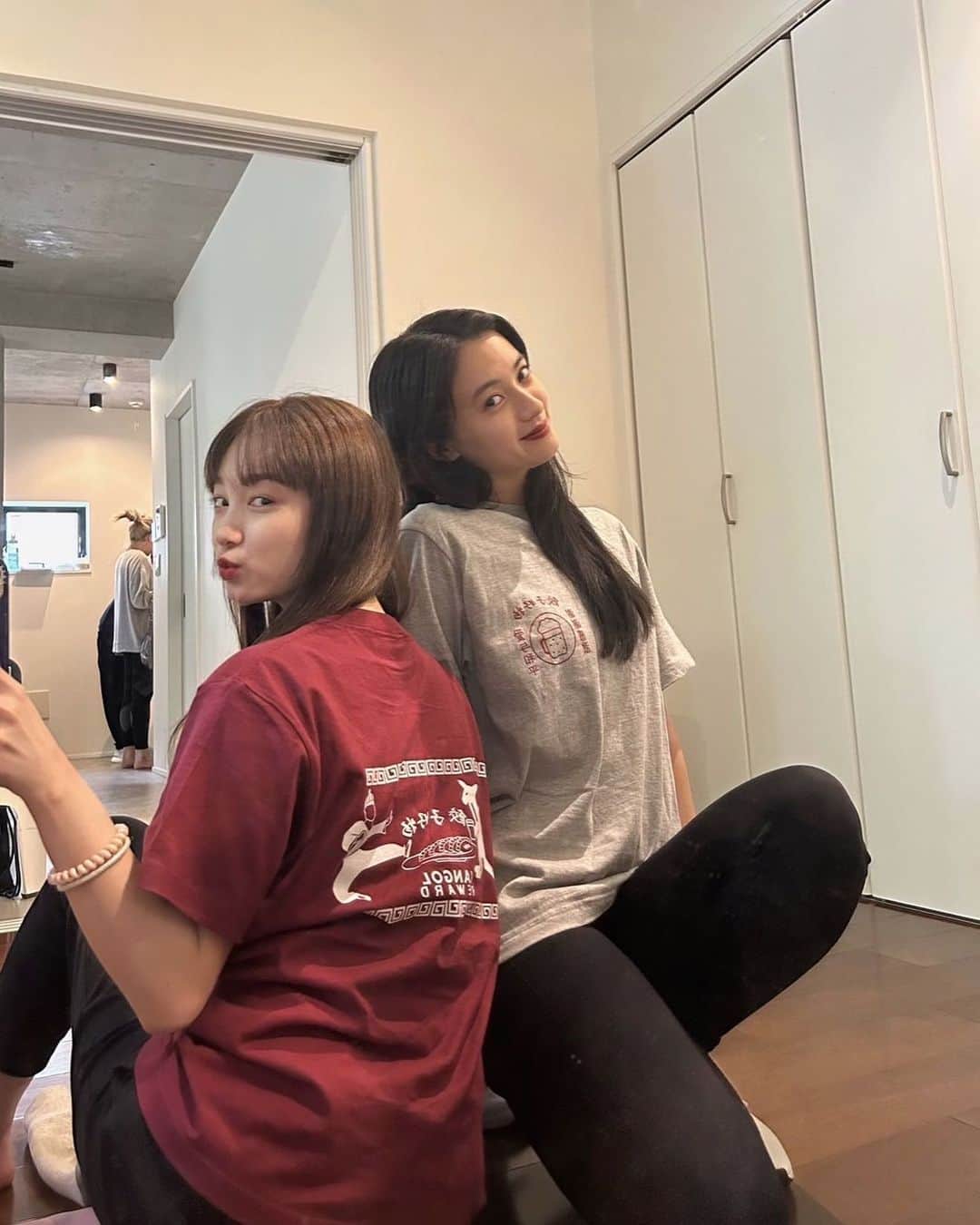 新野尾七奈のインスタグラム：「最近のマイブームはくるちゃんのピラティスに行くこと🧘🏻‍♀️🌿❤️ with @kangol__reward コラボ商品🦘 (くるちゃんも着てくれてるうれしいだいすき) 4月24日23時59分まで受付中！ まだの方は是非 チェックしてね❣️ URLはストーリーにて♡」