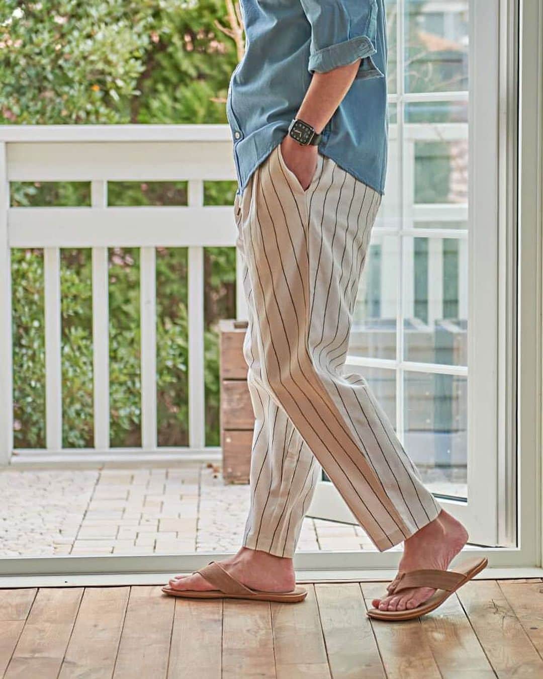 BITTER STORE OFFICIAL Instagramのインスタグラム：「. //リラックス感たっぷりの柔らかストライプパンツが登場！//  綿と麻をバランス良く混合し快適な穿き心地が楽しめるアンクルパンツ😉✨  ストライプ柄によるスタイルアップ効果と、アンクル丈に仕上げることで無駄のないスタイリッシュな印象に😘  カジュアルにも綺麗めにも対応でき、コーディネートの幅が広がること間違いなしの一着です😎  着心地良く動きやすいアンクルパンツは今の時期にに是非手に入れておきたいマストアイテムです😆  購入は写真をタップ！ 品番:cab19-23  #bitter #bitterstore #mensfashion #mensstyle #メンズスタイル #メンズファッション #春コーデ #春スタイル #夏コーデ #夏スタイル #ストライプパンツ #ストライプ柄 #リラックスパンツ #サンダルコーデ #シャツスタイル #シャツコーデ #大人コーデ #大人ファッション #イタリアンファッション #モテコーデ #デートコーデ」