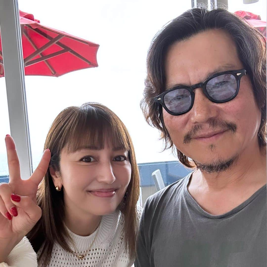 矢田亜希子さんのインスタグラム写真 - (矢田亜希子Instagram)「楽しかった1日❤️ #お兄ちゃん#相沢さん#いつもの会#話したい事たくさん#ゆっくりランチ#ランチ後のスイーツ#無理矢理パンケーキとお兄ちゃん撮ってみたw#お兄ちゃんはパンケーキ食べていません😆#豊川悦司 さん#楽しすぎた日#お兄ちゃんの映画観に行かなきゃ#愛していると言ってくれは28年前 ●たくさんご質問いただいていたこちらの白いトップスは数年前に購入したセリーヌのものです！ @celine」4月24日 19時39分 - akiko_yada