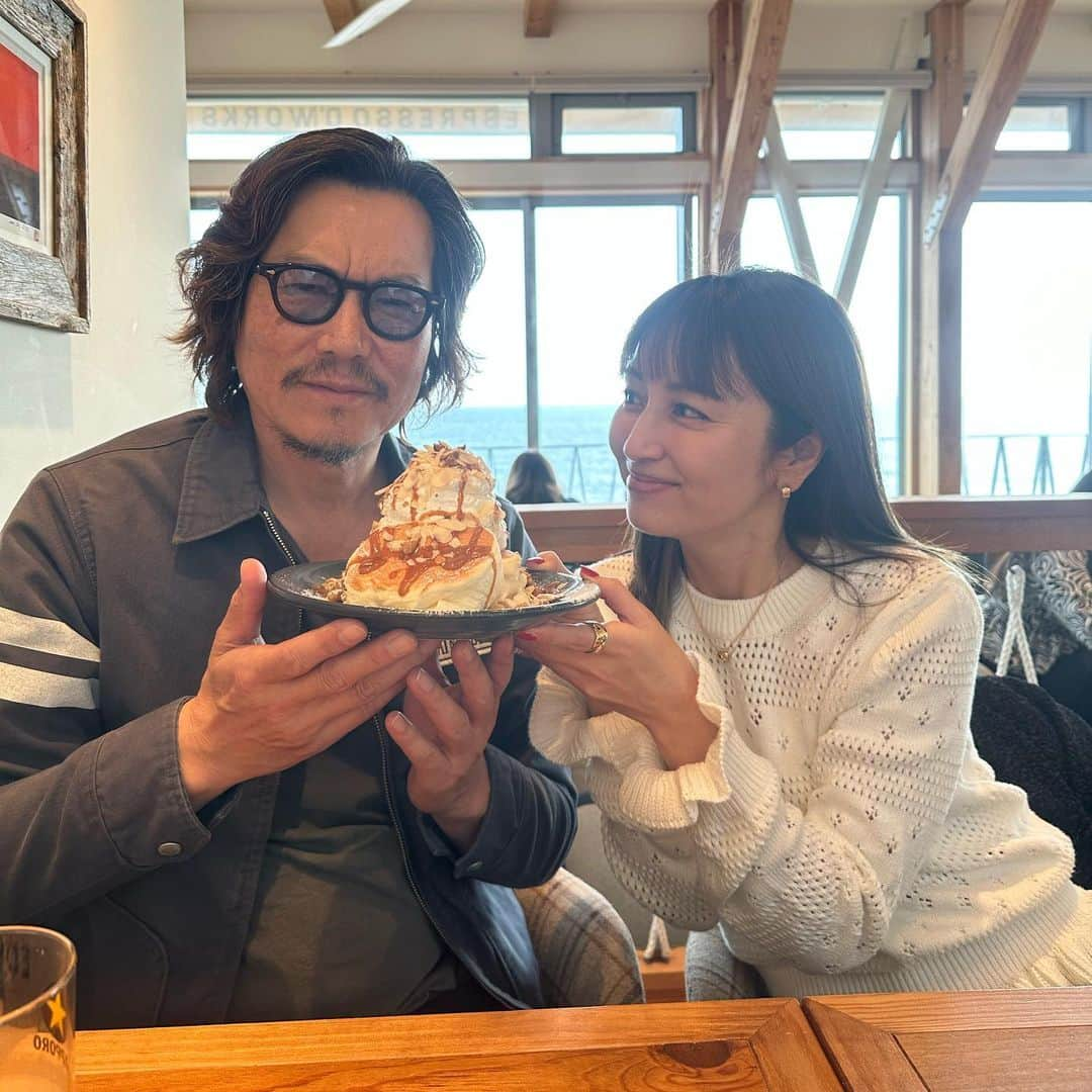 矢田亜希子さんのインスタグラム写真 - (矢田亜希子Instagram)「楽しかった1日❤️ #お兄ちゃん#相沢さん#いつもの会#話したい事たくさん#ゆっくりランチ#ランチ後のスイーツ#無理矢理パンケーキとお兄ちゃん撮ってみたw#お兄ちゃんはパンケーキ食べていません😆#豊川悦司 さん#楽しすぎた日#お兄ちゃんの映画観に行かなきゃ#愛していると言ってくれは28年前 ●たくさんご質問いただいていたこちらの白いトップスは数年前に購入したセリーヌのものです！ @celine」4月24日 19時39分 - akiko_yada