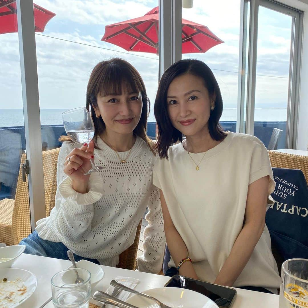 矢田亜希子さんのインスタグラム写真 - (矢田亜希子Instagram)「楽しかった1日❤️ #お兄ちゃん#相沢さん#いつもの会#話したい事たくさん#ゆっくりランチ#ランチ後のスイーツ#無理矢理パンケーキとお兄ちゃん撮ってみたw#お兄ちゃんはパンケーキ食べていません😆#豊川悦司 さん#楽しすぎた日#お兄ちゃんの映画観に行かなきゃ#愛していると言ってくれは28年前 ●たくさんご質問いただいていたこちらの白いトップスは数年前に購入したセリーヌのものです！ @celine」4月24日 19時39分 - akiko_yada