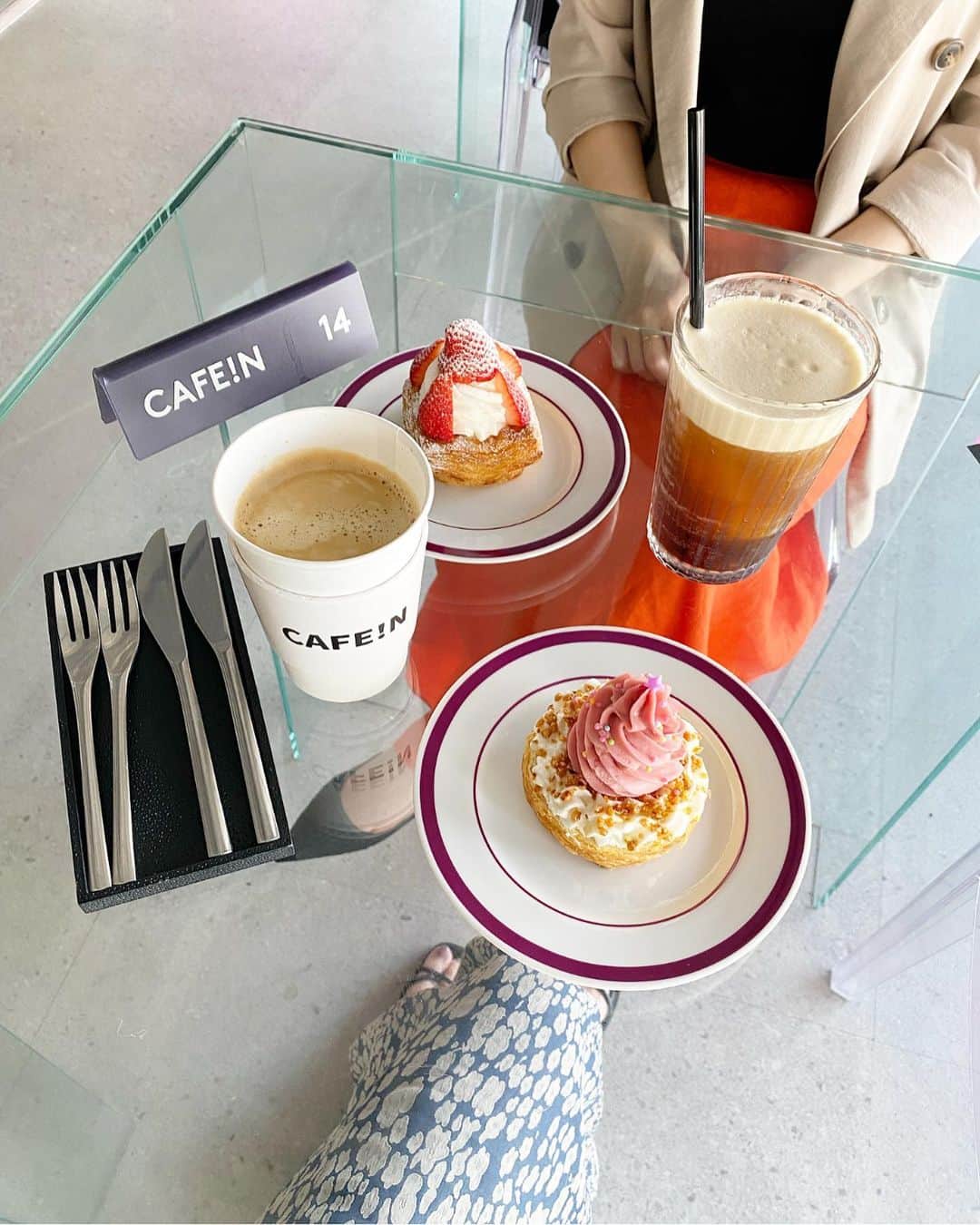 片桐優妃のインスタグラム：「気になってた @cafein.jp 意外な場所にあってビックリ🙋‍♀️#新大久保 のお店は感じのいい店員さんが多くてすき🇰🇷 . スイーツは見た目がかわいいのがウリなのかと思ったらすごくおいしかった❣️さすが#韓国カフェ 〜🧁 . #cafeinjp #新大久保カフェ」
