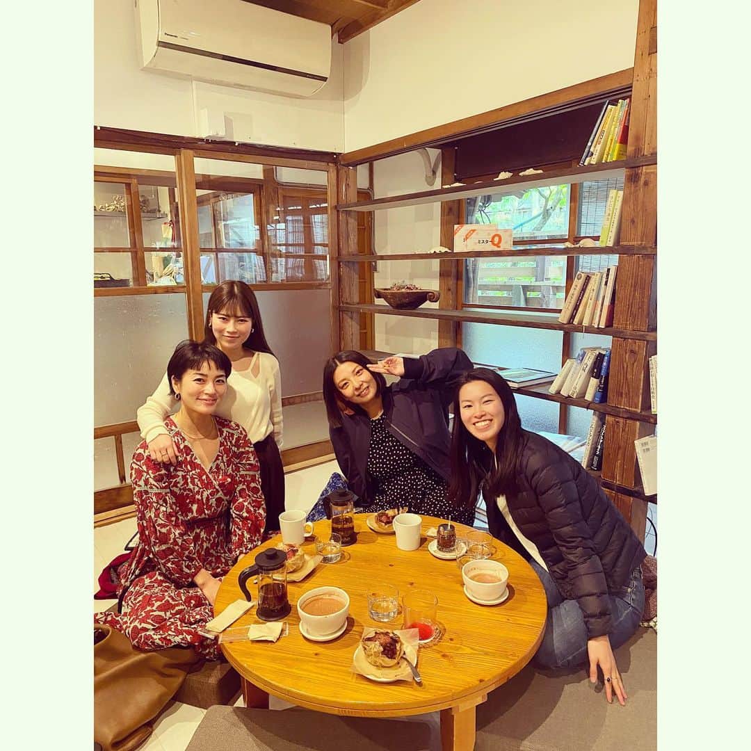 桃生亜希子のインスタグラム：「12月にコスタリカ🇨🇷で共に濃い時間を過ごした仲間と近況報告。 　 　 　 　泣いて笑って　全てを見せ合った旅の中、 その人の本質の美しさ、輝きも知れたから、 どんな時でも''大丈夫！''て、信頼できるし応援できる。 　 　みんなが自分らしく楽しんでやりたいことをやっていくこと。 　それが結局、他のみんなの為になる。  そう思ってる。  　とにかく話が面白すぎて、ずっと大爆笑だったね😂🤣 　 　また5月に会えるのも、楽しみにしてるよ😘🌈🫶❤️‍🔥」