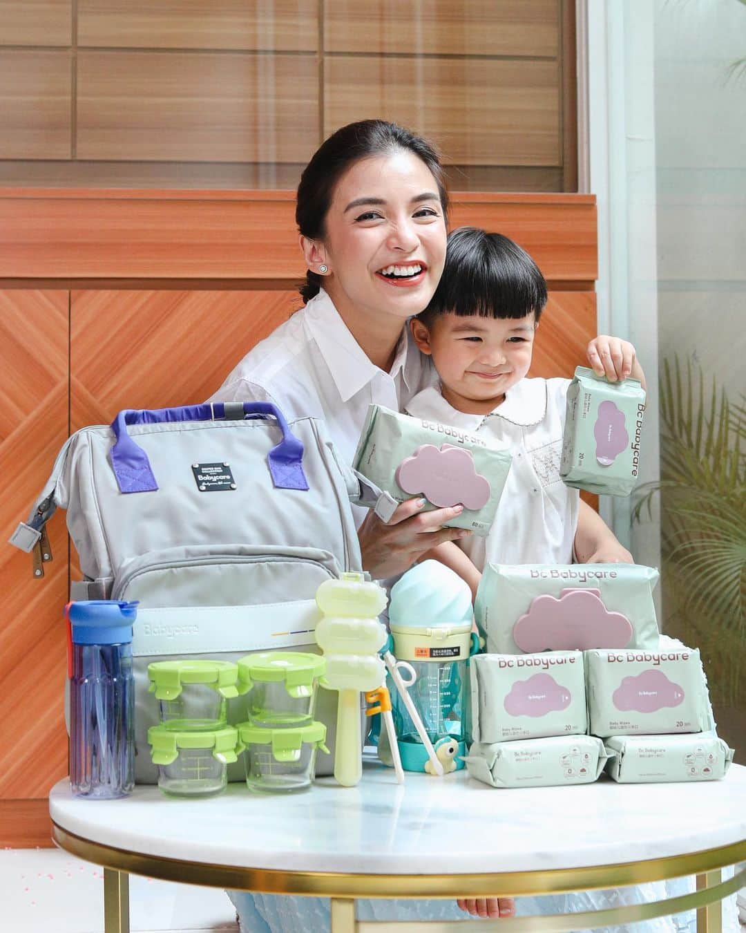 チェルシー・オリビアのインスタグラム：「Kalo buat keperluan anak aku selalu berusaha memberikan yang terbaik ❤️❤️ Mulai dari botol minum, wadah makanan, learning chopstick dan tisu basah semua aku pake dari @bcbabycareindonesia ..  Anw tisu basah mereka ini beda dengan tisu basah lainnya karna lebih tebal dan daya serap lebih tinggi pastinya menggunakan bahan natural yang aman digunakan untuk anak2 😘  Buat moms yang mau belanja tisu basah dan perlengkapan anak lainnya bisa langsung cek di Tokopedia BC Baby Care Official Store yahh (lumayan bngt lagi ada promo WIB di official store-nya selama bulan April!)  #bcbabycare #bcbabycareindonesia #babycarewecare #babygift #tissuebasah #tissue #tissuebayi #tissuebasahbayi #awanungu」