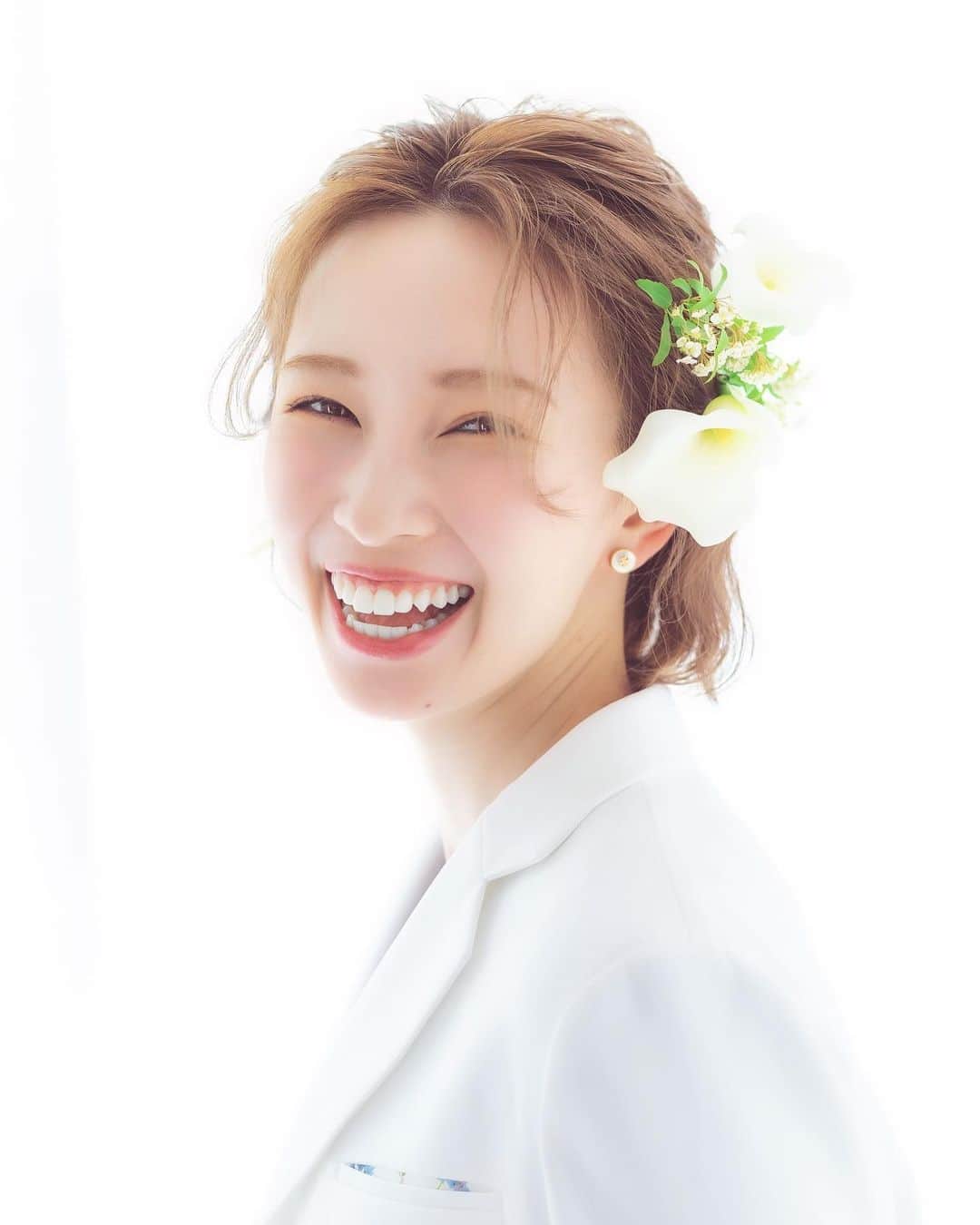 のインスタグラム：「温かいメッセージをくださった皆さん、 本当にありがとうございます☺️🌸  皆さんにお知らせできたことで、 今まで以上に結婚をしたのだという実感が湧いております🥺  街でお祝いの言葉をかけてくださった方もいて、なんだか照れくさいですがとても嬉しく感じます😊🌹  もう少し、結婚についてや2人の写真を上げることがあるかと思いますが、どうかお付き合い下さい！  コメントの中で、顔が似てるってめちゃくちゃ言われたのですが似てます...か？😳  そして、彼についてや2人について今後InstagramやYouTubeでも少しずつお話しようと思ってます！  質問や知りたいことがあれば教えてくださいっ😝🫶   #ウェディングフォト  #wedding  #結婚  #白衣  #結婚式ヘアアレンジ  #鍼灸夫婦  #鍼灸師」