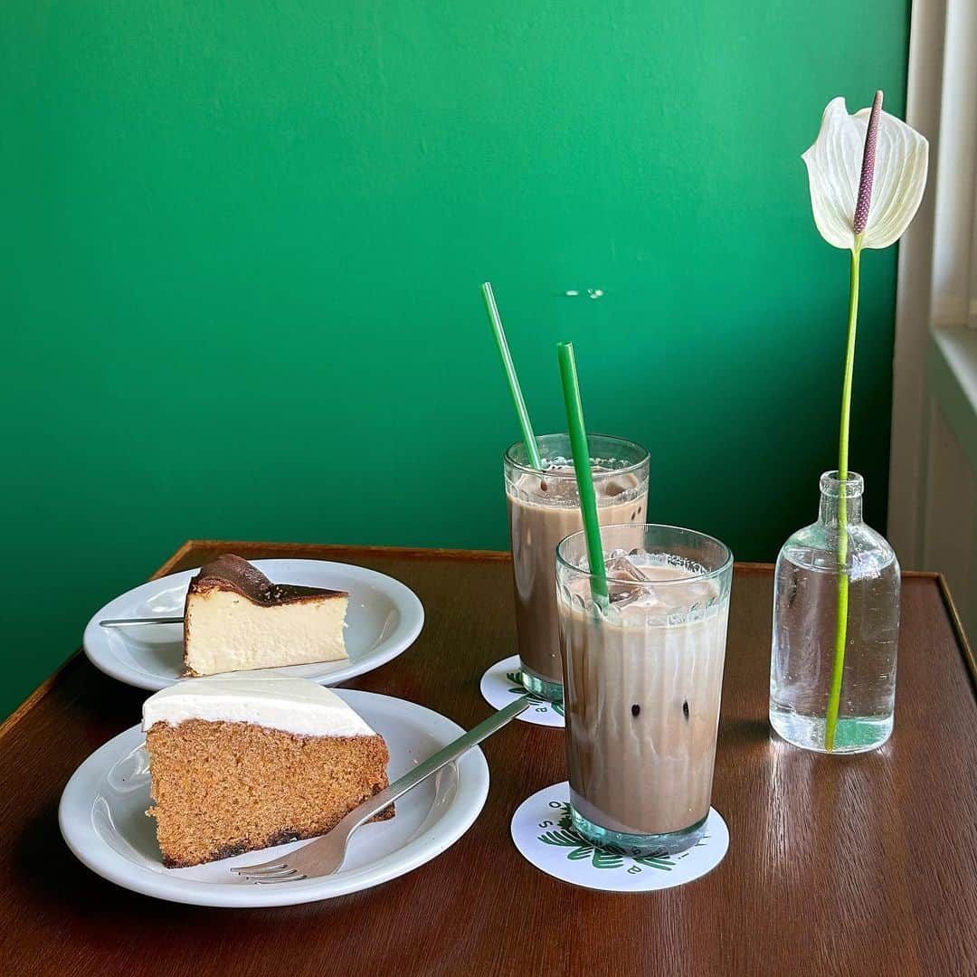 熊江琉唯さんのインスタグラム写真 - (熊江琉唯Instagram)「ずっと気になってた緑の色使いがオシャレなカフェで、キャロットケーキ🥕とチーズケーキを頂きました🧀  ここのキャロットケーキは生地のふかふか感が良い…具材はゴロゴロ系ではなく繊細な口当たりなのに、味はしっかりスパイスきいててなんか良い意味で予想外のキャロケ。めっちゃ美味しい🥕  ほんとに語彙力ないけど心の底から美味しいって思う（伝わるかい）  カフェモカもおいしかったけどお店のコーヒーもこだわってそうな雰囲気だったから次はドリップコーヒー飲んでみたいなぁ☕️  落ち着いた雰囲気の素敵なカフェでした☺️  #キャロットケーキ #キャロケ #ケーキ #チーズケーキ #カフェ #喫茶店 #カフェ巡り #東京カフェ #豪徳寺カフェ #cafe #coffeetime #coffee #cake #carrotcake」4月24日 19時53分 - ruikumae