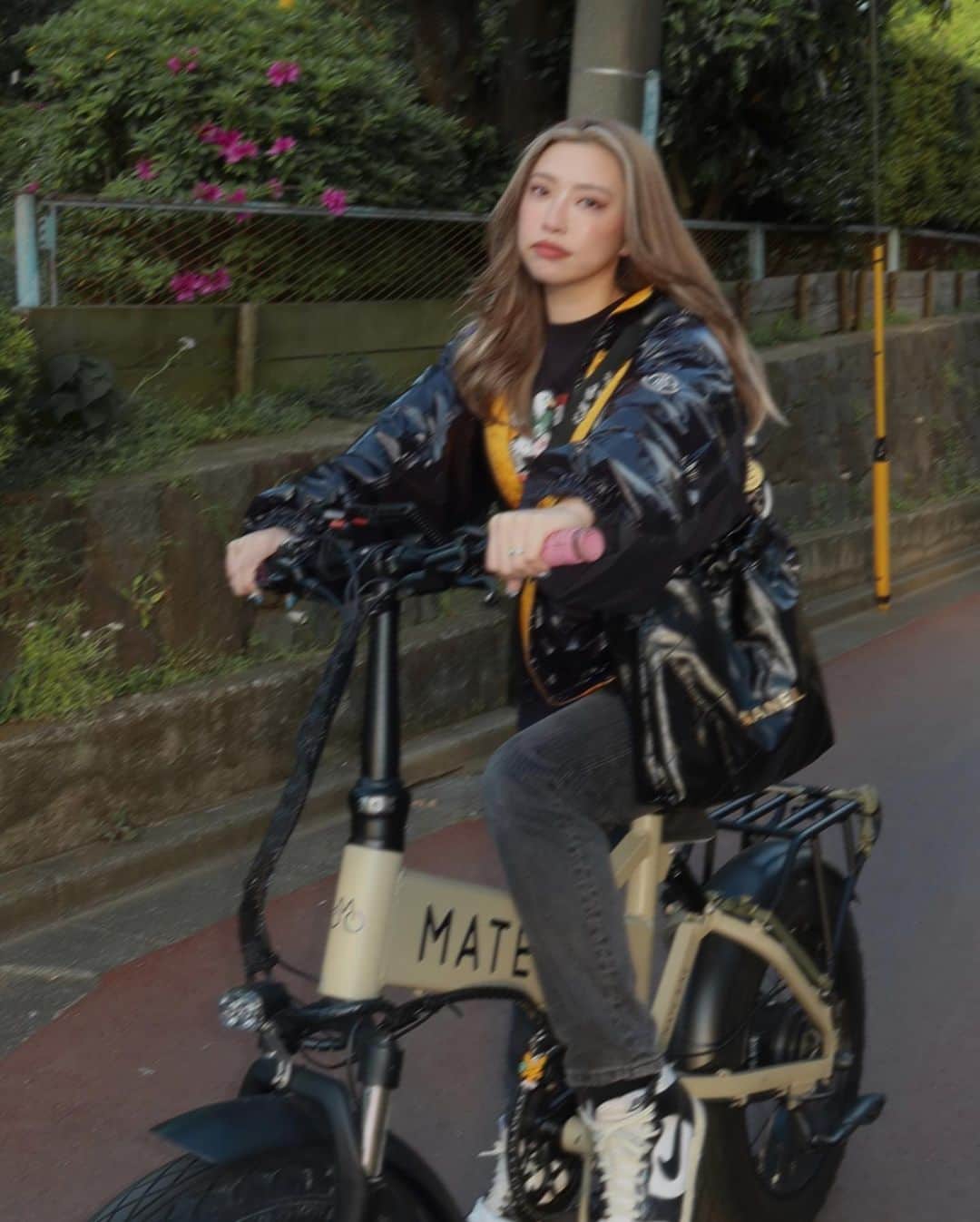 植野有砂のインスタグラム：「My new @moncler jacket 🩷 昨日載せたストーリーでメルカリの出品写真みたいになってしまったから可愛く着てみました🫣笑 軽くてかわいくて最高！ @aliciakeys collabなんだぁ🗽💛」
