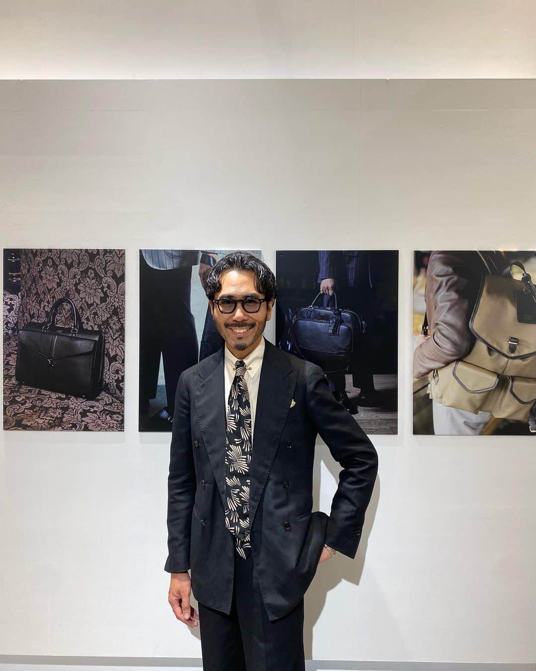 のインスタグラム：「. . "PELLE MORBIDA" 10th anniversary. Special talk show & Sales event... . . "PELLE MORBIDA"10周年のスペシャルトークショー＆販売イベントにお越し下さいました皆様、誠にありがとうございました。  お時間を作って下さり、たくさんの方にお越し頂きました事、本当に嬉しく思います。 直接手に取ってモノを見て頂ける事はもちろん、トークショーという形でイベントを開催できるまでになってきた世の中の状況が非常に嬉しく、感慨深い、とひしひしと感じました。  今回このような機会を下さいました阪急メンズ東京様 @hankyu_mens_tokyo 本当にありがとうございました。  そして、PELLE MORBIDA @pellemorbida715 ブランド10周年改めましておめでとう御座います。 これからも皆様に喜んで頂けるようなモノづくりやご提案を、そして、15周年20周年と、更なる飛躍を楽しみにしております！ . .  Glasses- @jacquesmariemage  Suit- @ring_jacket  Shirt- @guy_rover  Tie- @francobassi_official  Pocket chief- @paoloalbizzati  Shoe- @crockettandjones_official  Acc- @adawat_n_tuareg @tiffanyandco @givenchy Watch- @vacheronconstantin  . . #pellemorbida #madeinjapan #japanmade #bag #bespoke #10thanniversary #10周年 #ペッレモルビダ #モルビダ #日本製 #suitstyle #classic #menswear #ootdmen #mensfashion #suit #glasses #menstyle #ootd #gentlemanstyle #classicstyle」