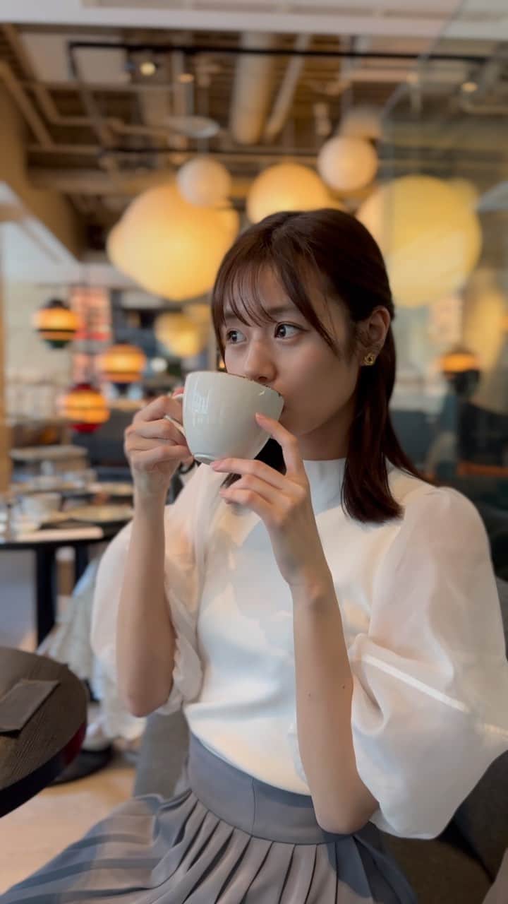 杉浦みずきのインスタグラム：「チョコ見せる時YouTuberのコスメ紹介みたいにすな〜〜　シネマティックモードとアフタヌーンティー🫖🌸 #afternoontea #アフターヌーンティー」