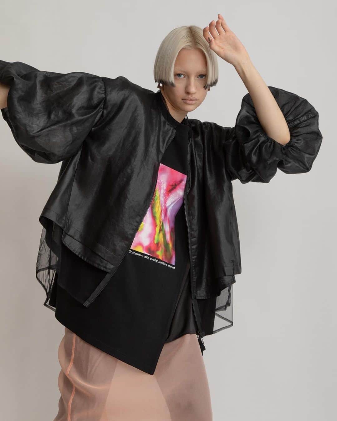 AULA AILAのインスタグラム：「【2023 HIGH SUMMER COLLECTION】  HALF SLEEVE LAYERED BLOUSON COLOR BLACK SIZE 0 ¥25,300  薄手のレザーのような光沢感と本来のスパンボイルの透け感が相まって、新鮮な印象に。  タックでボリュームたっぷりな5分袖のブルゾン。 見頃は内側にチュールがレイヤードされているため、裾からチュールが覗き、シアー感が涼し気なデザイン。   HOLOGRAM PHOTO T-SHIRT COLOR BLACK SIZE 0 ¥16,500  今季のシーズンテーマ“Hologram”をイメージしたフォトプリントTシャツ。 メタリックやオーロラの素材に光を当てて撮影した写真にカラーを混ぜ、重ねたりしてグラフィック加工しました。  見頃はコットンスムース生地を斜めに切り替え、左脇見頃にはサテン、右肩、左袖口にはチュールをアシンメトリーに、リメイク風にコンビネーションしたデザイン。 横に幅広いオーバーサイズのたっぷりしたシルエットとグラフィックが目を惹くTシャツ。  ✔️AULA AILA OFFICIAL WEB STOREにて HIGH SUMMER COLLECTIONアイテム展開中！」