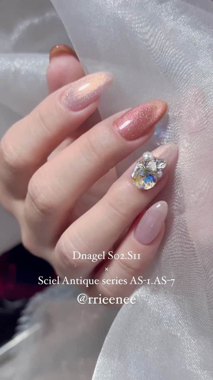 埜藤理恵のインスタグラム：「万華鏡みたいなストーンはレアアイテム✴︎✨ かわいい♡  使用カラー ↓ Dnagel S02の上に Sciel Antique series.AS-7のマグネット🧲 × Dna gel  S11の上に Sciel Antique series.AS-1のマグネット🧲  @dnagel_spacenail  @sciel.product  □ Rie Nofujiプロデュース @tree01official エプロン 好評発売中  □ Renée professional brush シリーズ ＊オーバル ＊トップフレンチ ＊スマートフラット Renée web shop 全国ネイルディーラーにて発売中 プロフィールURLより飛べます  □ 店舗詳細 ⇩ 大阪府大阪市北区堂山町1-2 R&Eビル3階 am10:00〜pm20:00 JR大阪駅から徒歩7分 阪急梅田駅から徒歩7分 御堂筋梅田駅から徒歩7分  ご予約は サロンの公式LINEより受け付けております。 @rrieenee プロフィールURLより LINE飛べます。 LINEにて行き方動画も配信しておりますので ご参考くださいませ」