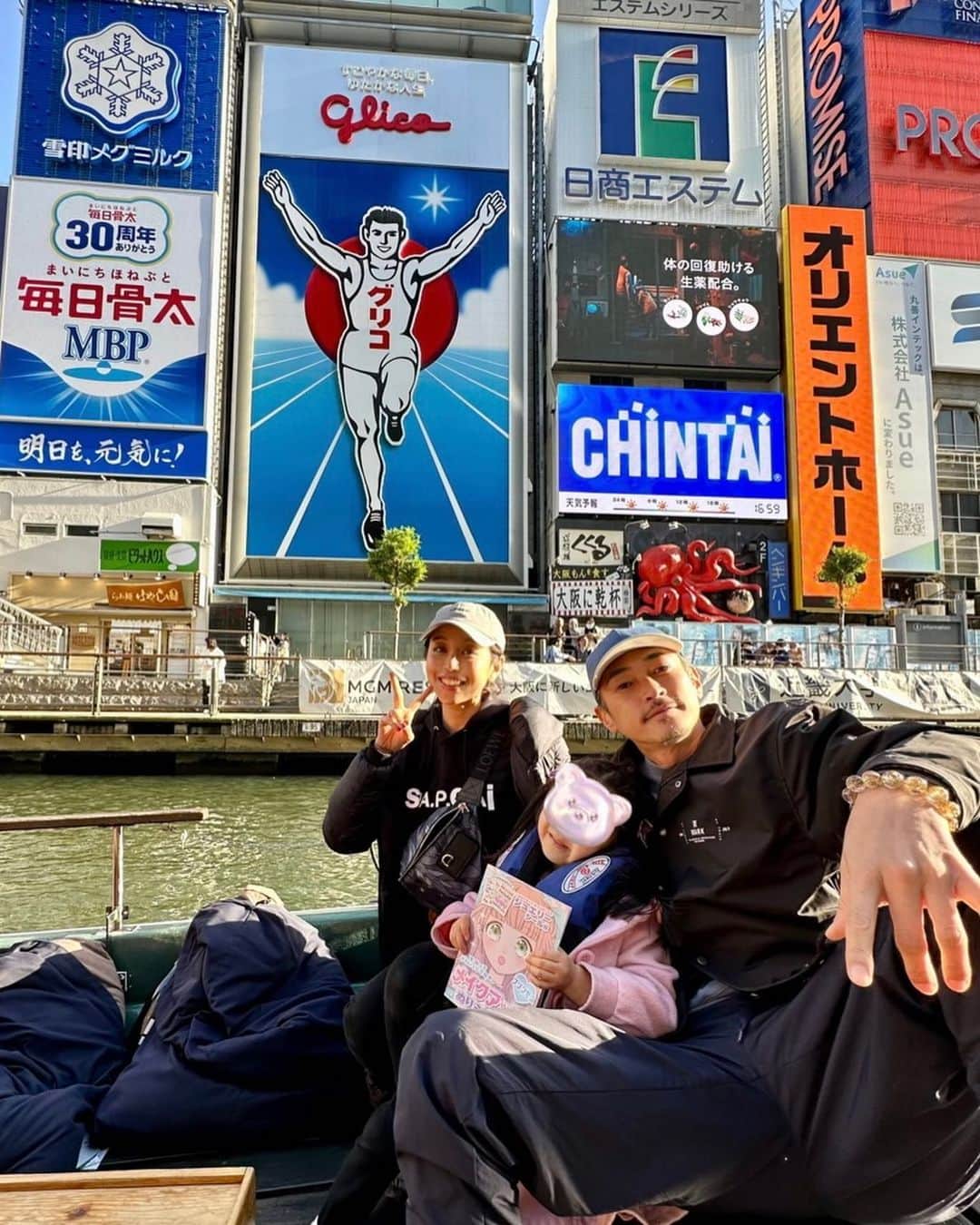 PINKYのインスタグラム：「初めての大阪の遊覧船【御舟かもめ】クルーズ🐧  大阪に住んで約10年になりますが、初めての経験でした🚤✨  水の音、柔らかい日差し、ちょっと強めの風も気持ちが良くて。 いつもと違う大阪の景色にドキドキワクワクしました🥰  大阪観光にめちゃおすすめです👍  ・・・・・・・  #love #happy #family #momlife #parentslife #御舟かもめ #大阪クルーズ」