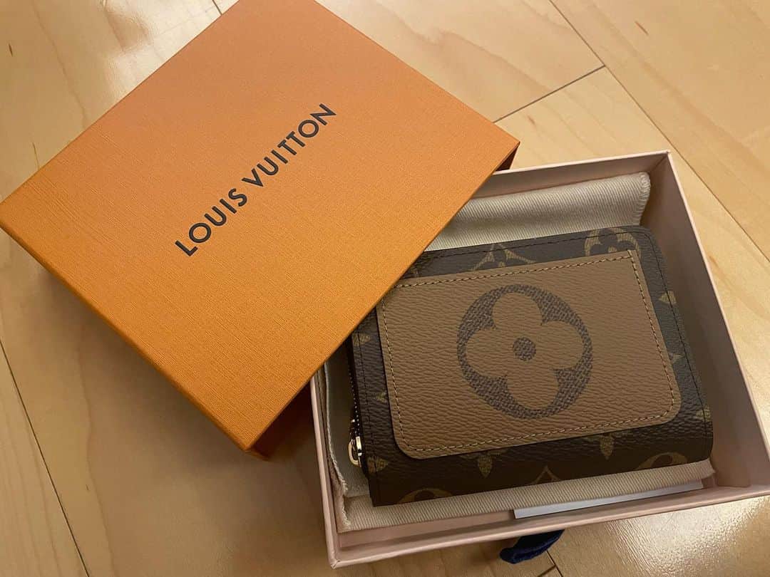 のインスタグラム：「___👛  一粒万倍日なので新しい財布を買ってもらいました🤎🖤  👦🏽も色々買ってていい１日になりました🫰🏻  #一粒万倍日 #財布新調」