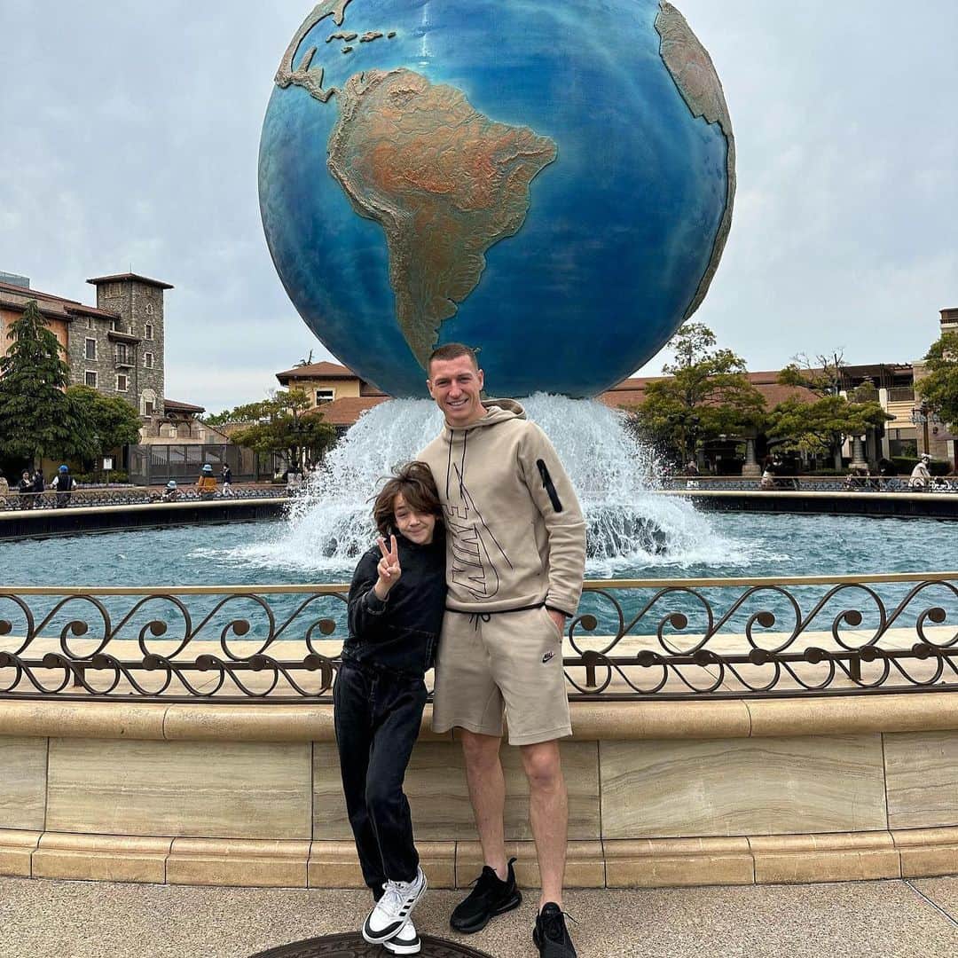 ミッチェル・デュークのインスタグラム：「Making memories with the little man 💙」