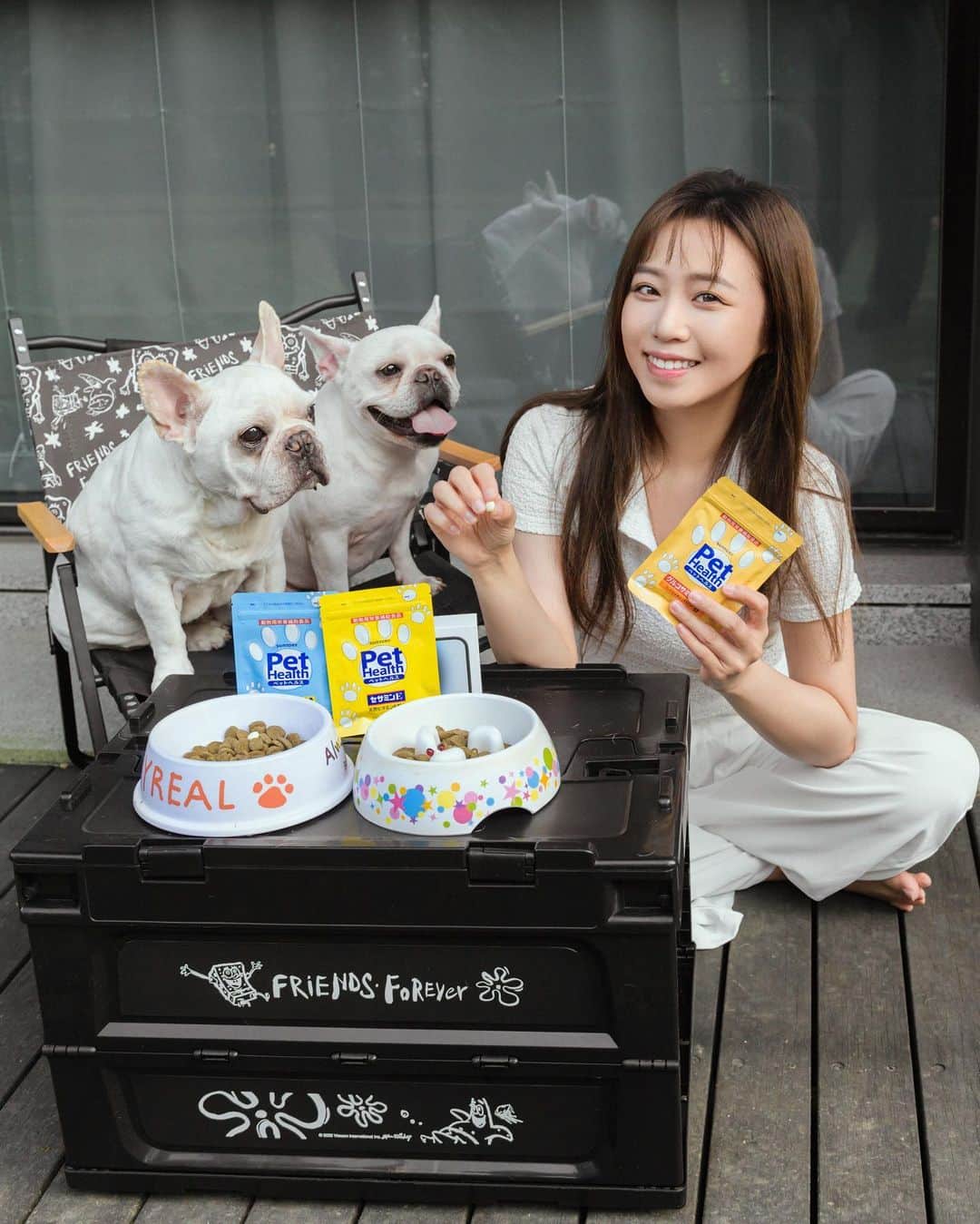 鄭茵聲のインスタグラム：「今天是安奈呦哎呦的特集！文末還有限定優惠，有毛孩🐶🐱的粉絲一定要好好把握！ 因為台灣的天氣很潮濕，一直都很擔心兒子跟女兒的皮膚狀況，特別是妹妹哎呦的皮膚非常敏感，常常會長濕疹，全身皮膚都會紅紅的，還有一顆一顆類似痘痘的症狀😣   哥哥安奈呦因為已經13歲，前兩年就開始有後腿雙腳無力的問題，雖然養法鬥之前就知道牠們特別容易會有皮膚跟關節問題，但是發生在自己心頭肉上，真的超級心疼🥲   最近接觸到🇯🇵日本三得利的寵物保健食品，之前以為只有人吃的保健食品，沒想到他們也新推出毛孩系列啦🤩因為是日本保健食品知名的品牌，加上品質及研發技術都和我們人類吃的保健食品水準相同，我自己才敢放心地給女兒、兒子吃👍🏻   三得利毛孩系列有三個產品，分別是針對皮膚活力、關節、腦。 我自己每天都會給哎喲吃可以照顧皮膚的芝麻明E寵物活力亮澤配方，安奈呦則是吃固力伸 愛犬關節活力配方及針對10歲以上的高齡犬的益思健 愛犬健腦樂活配方，兩隻狗狗的問題三得利毛孩系列幫我一次解決😆   有養寵物的朋友應該都知道，餵食毛孩保健食品很常遇到他們把飼料吃完，然後剩保健品在碗裡(非常聰明😅，但這個月吃下來，完全沒有遇到這個狀況，看來三得利的保健品做得跟飼料一樣好吃！   哥哥試吃一陣子，真的有明顯感覺到他跑動的時間多了，也可以多陪活力充沛的妹妹跑來跑去。妹妹皮膚的狀況也好多了，比較少抓跟舔自己的皮膚了，也發現毛色比較有光澤！媽媽覺得感動阿🥺~真的很希望他們可以健健康康的長大，所以更要早點開始保養，畢竟看醫生的錢累積起來也是頗驚人的！   🎉這次當然也有幫大家爭取到粉絲優惠，在這個限定連結購買通通9折，而且不需要自己跑日本就可以購買到還一包就免運費送到家🚛+連結 如果對商品有任何問題也可以☎️來電諮詢，會有客服人員💁🏻‍♂️給您最好的建議唷💕 https://swe01.com/e6pNl   #三得利毛孩系列 #毛孩芝麻明E #毛孩固力伸 #毛孩益思健 #毛孩健康小3寶」