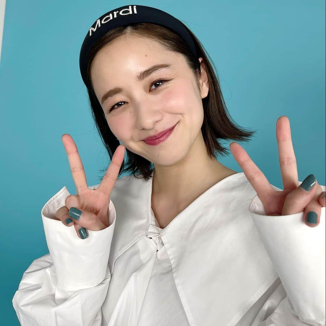のインスタグラム：「発売中の6月号「持ってる服を10倍可愛く着倒す方法」から、カチューシャ×外ハネヘアが激かわな真由のオフショ📷✨  誌面ではシャツの着回しコーデを紹介してるよ🎵  【着用アイテム】 カチューシャ #musinsa #ムシンサ  シャツ #urbanresearch #アーバンリサーチ   #堀田真由 #ノンノ #nonno #nonno_magazine #カチューシャヘア」