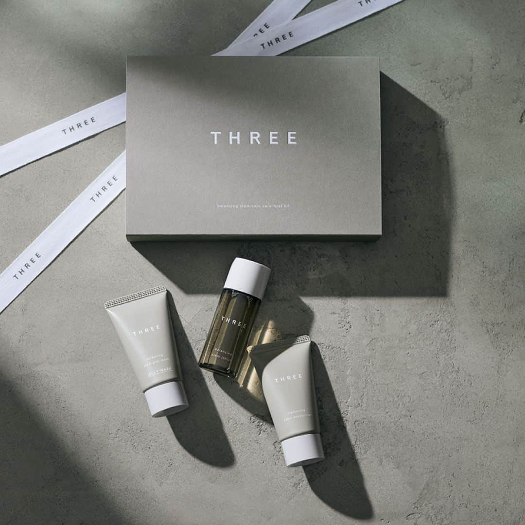 THREEのインスタグラム：「トライアルに最適な「バランシングステム スキンケア ファーストキット」。  肌荒れを防ぐ機能に優れたハーブの恵みを結集し、毛穴レスで清潔感に満ちた肌へ導く“バランシングステム”。 ラインナップでたっぷりお試しいただけるバリューなキットをご用意。  旅行や出張のパートナーとして、また年齢やジェンダーを問わずお贈りいただけるスタイリッシュなギフトとしてもおすすめです。  ・THREE バランシングステム スキンケア ファーストキット 4,730円（税込）  〈キット内容〉 THREE バランシングステム ジェリー ウォッシュ 〈洗顔料〉 22g THREE バランシングステム ローション 〈保湿化粧水〉 28mL THREE バランシングステム モイスチャライザー 〈保湿乳液〉 22mL  〈発売日〉 ４月26日（水） ※ オンラインショップ予約分はご好評につき完売いたしました。 発売日より通常販売いたします。  #threecosmetics  #THREEBALANCING #BalancingStem #バランシングステム」