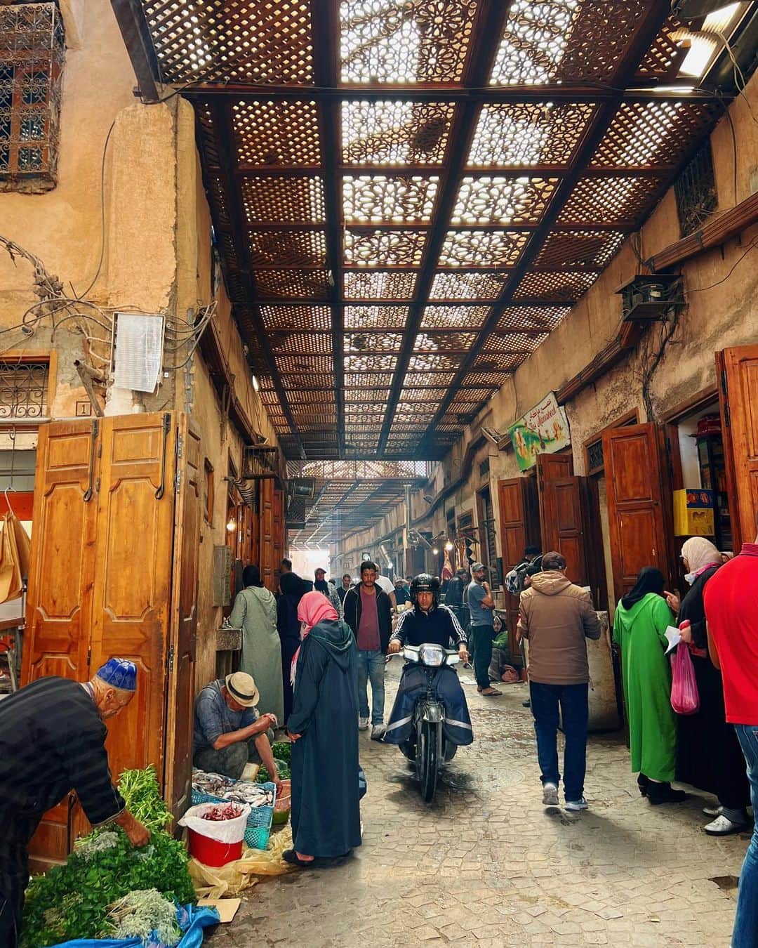 一双麻希 さんのインスタグラム写真 - (一双麻希 Instagram)「赤い壁の路地、トンネルを抜けると、、 ずーーっと続いていく #souk のマーケット。 モロッコのデザインって、 ヨーロッパとアフリカの文化どちらもmixされているから 独特でお洒落で、色合いがとっっても可愛い。。💙💚 こんな雑多なマーケットなのに、 中を覗くとセンスの良いアイテムが沢山で、 日本の1/3以下の価格帯。。✨ マーケットの人たちと会話したり、 値段交渉するのもすごく楽しい。 器、雑貨、ライト、カゴバック、石鹸、アルガンオイル、ハーブやスパイス、、 時間足りなかったなぁ。😭 特に女子は絶対好きな街。😋🤭  📍 モロッコ,マラケシュメディナのスーク(市場)  #マラケシュの空の青さが好き😌  #モロッコ #マラケシュ#モロッコ土産 #morocco #marrakech   #marrakesh #marrakechmedina #moroccotravel #snuq  #worldtraveler #europetrip #モロッコ旅行 #モロッコ旅 #モロッコ観光 #ヨーロッパ旅行 #ヨーロッパ一人旅  #مراكش#المغرب جامعالف #旅が好き #旅好き女子 #旅好きな人と繋がりたい #海外旅行 #海外一人旅 #女一人旅 #山ガール #自然が好き #アウトドア好き #キャンプ女子」4月24日 19時57分 - isso_maki315