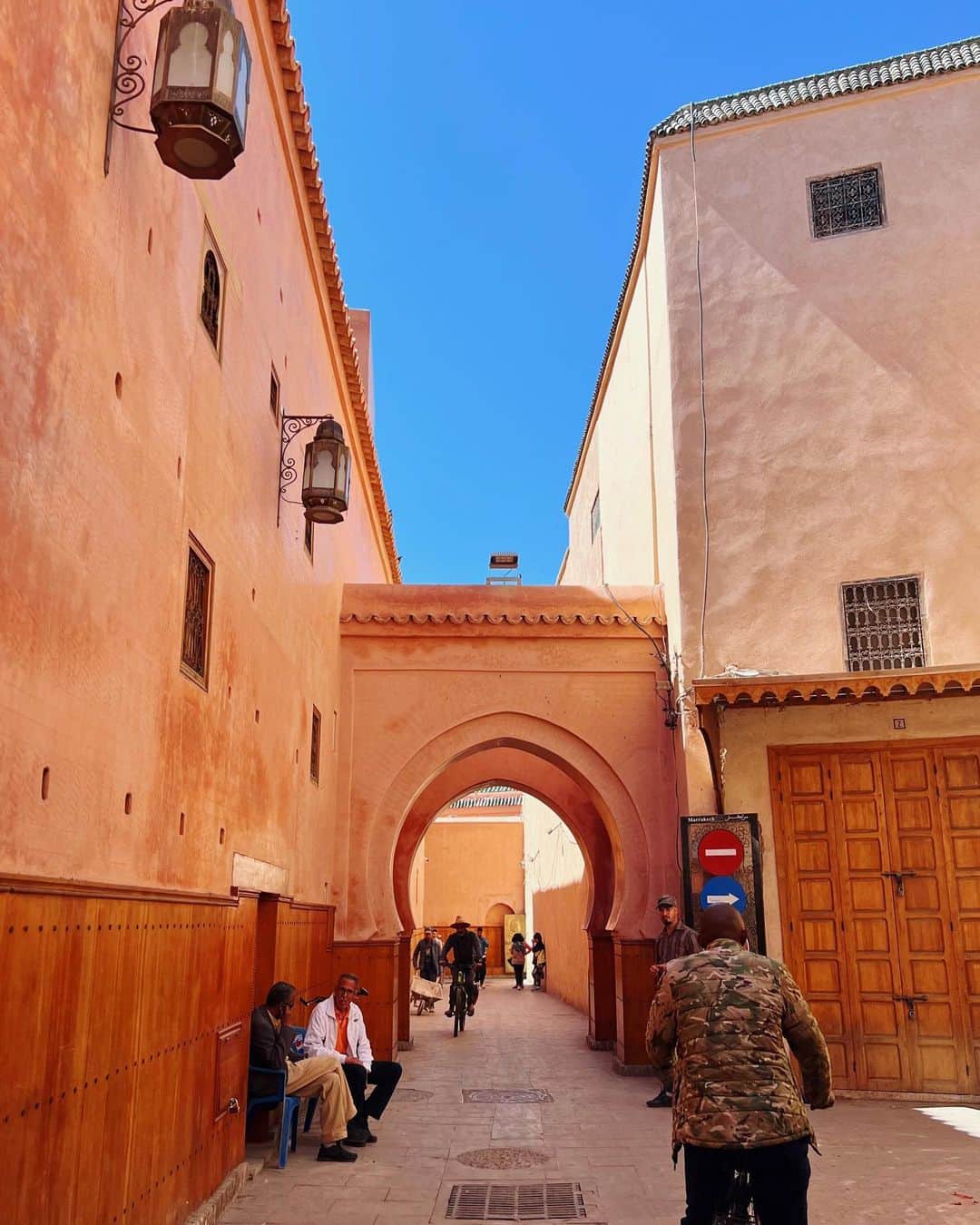 一双麻希 のインスタグラム：「赤い壁の路地、トンネルを抜けると、、 ずーーっと続いていく #souk のマーケット。 モロッコのデザインって、 ヨーロッパとアフリカの文化どちらもmixされているから 独特でお洒落で、色合いがとっっても可愛い。。💙💚 こんな雑多なマーケットなのに、 中を覗くとセンスの良いアイテムが沢山で、 日本の1/3以下の価格帯。。✨ マーケットの人たちと会話したり、 値段交渉するのもすごく楽しい。 器、雑貨、ライト、カゴバック、石鹸、アルガンオイル、ハーブやスパイス、、 時間足りなかったなぁ。😭 特に女子は絶対好きな街。😋🤭  📍 モロッコ,マラケシュメディナのスーク(市場)  #マラケシュの空の青さが好き😌  #モロッコ #マラケシュ#モロッコ土産 #morocco #marrakech   #marrakesh #marrakechmedina #moroccotravel #snuq  #worldtraveler #europetrip #モロッコ旅行 #モロッコ旅 #モロッコ観光 #ヨーロッパ旅行 #ヨーロッパ一人旅  #مراكش#المغرب جامعالف #旅が好き #旅好き女子 #旅好きな人と繋がりたい #海外旅行 #海外一人旅 #女一人旅 #山ガール #自然が好き #アウトドア好き #キャンプ女子」
