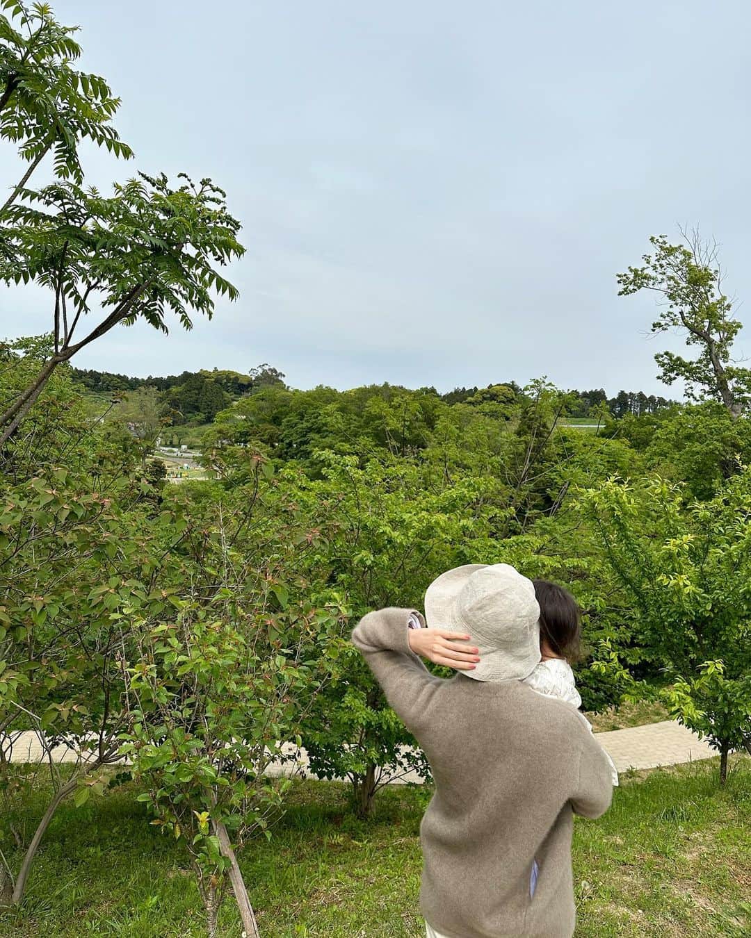 篠田麻里子さんのインスタグラム写真 - (篠田麻里子Instagram)「農と食、アートと自然🌳  ゆきみちゃんに誘ってもらって👧 自然を浴びに✨  気になってた地中図書館✨素敵だった💓  @kurkkufields  #地中図書館」4月24日 19時57分 - shinodamariko3