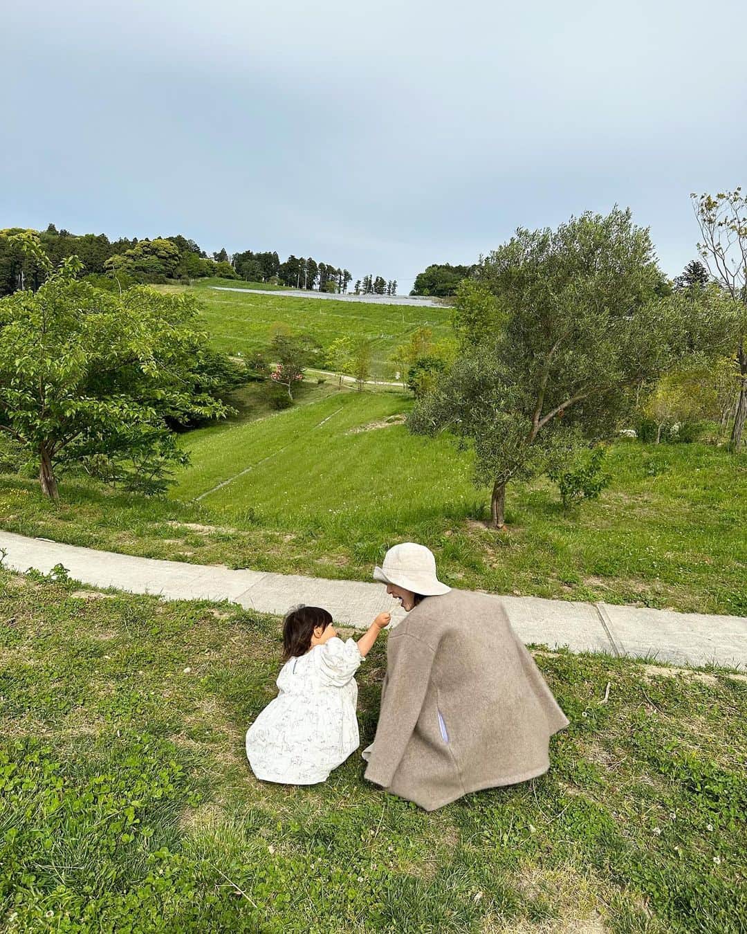篠田麻里子のインスタグラム：「農と食、アートと自然🌳  ゆきみちゃんに誘ってもらって👧 自然を浴びに✨  気になってた地中図書館✨素敵だった💓  @kurkkufields  #地中図書館」