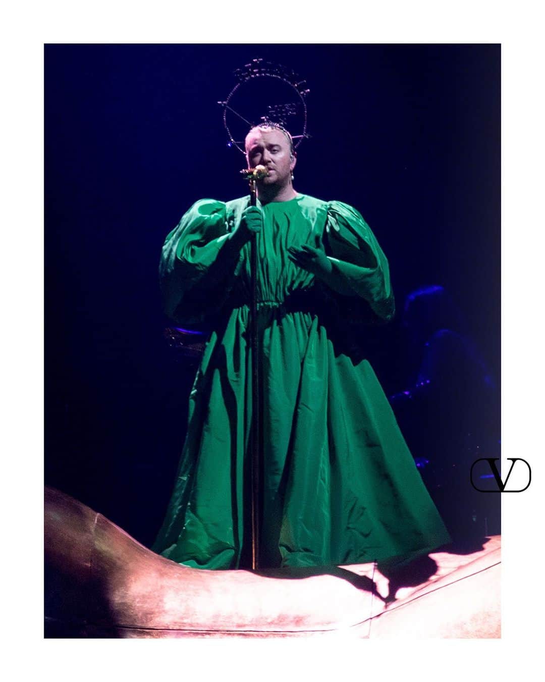 Valentinoさんのインスタグラム写真 - (ValentinoInstagram)「As part of their GLORIA Tour, @samsmith performed this week in London in an all-green Valentino gown and gloves especially designed for them by Creative Director @pppiccioli and styled by @ben.reardon333」4月24日 19時58分 - maisonvalentino