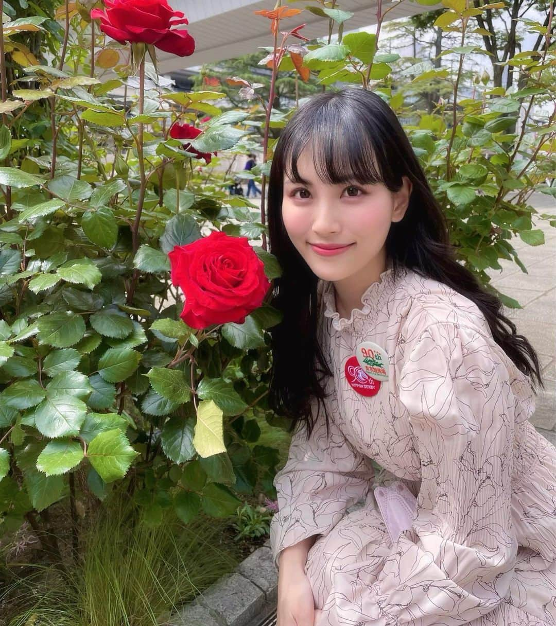 森田真理華のインスタグラム：「東京競馬開幕ー🥀🐢 この時期の東京競馬場が1番好き！ 薔薇の一輪の大きさが立派すぎ🫶  そして再来週から5週連続G1☝️ 最高の季節が来たよー🐎🩷 存分に楽もうね🤭  #東京競馬場#ローズガーデン #薔薇#薔薇の花 #ガーデン #東京競馬#競馬#競馬場 #tokyoracecourse #森田真理華」