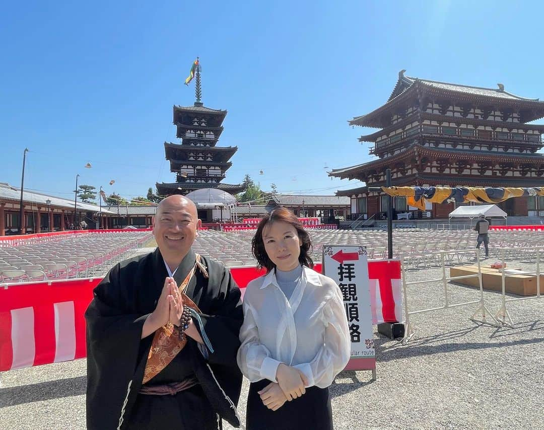 半崎美子さんのインスタグラム写真 - (半崎美子Instagram)「奈良県、薬師寺国宝東塔の落慶法要。 約110年ぶりの大規模修理を終えた東塔のお姿を拝見。  塔の前で捧げられてきた多くの方達の祈りや願いが柱や壁や瓦に宿っているからこそ、建物の延命措置としての修理だけでなく、皆様のお心を未来に繋ぐ大切な使命であるとのお言葉も印象的でした。 いつも学びや気づきを与えて下さる、大谷徹奘執事長と。  #薬師寺 #落慶法要 #国宝東塔  #大谷徹奘　 #半崎美子」4月24日 19時58分 - yoshikohanzaki