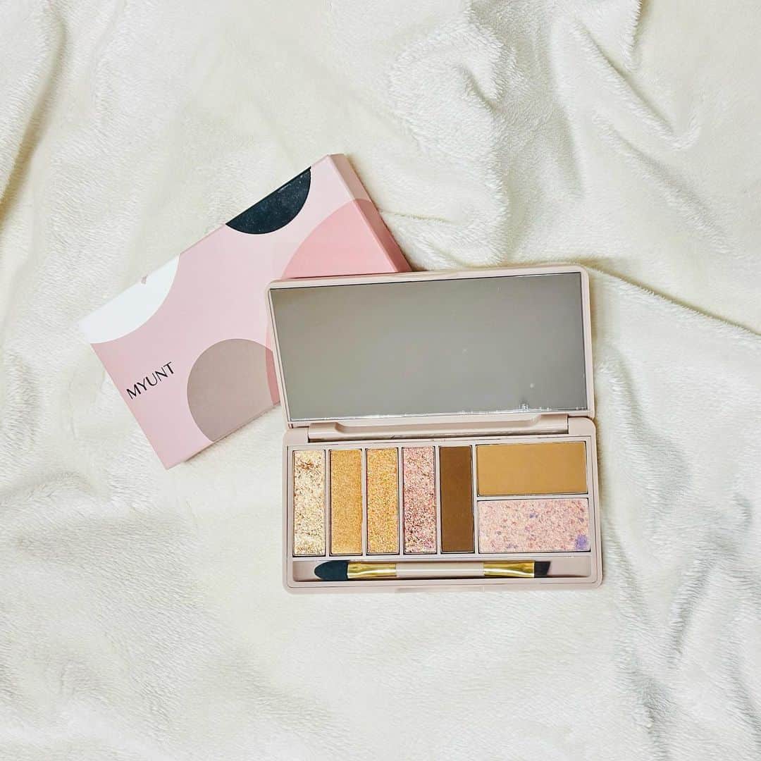 のインスタグラム：「. . 新しいアイシャドウパレット💐 MYUNT カラーアイシャドウパレットです！  単色で買い足しが最近多かったけど 配色の統一感と便利さは パレットが楽😊  オレンジ強めに私は入れるのが好き🍊 これからの季節にも使いやすい 程よいラメ感とカラーで 今年の夏はこの子と楽しむ予定です✌🏻  夏の予定まだないけど！！！ . #MYUNT #整形メイク  #アイシャドウパレット  #biemoインフルエンサー女子会  #メイクアップ #オレンジメイク #🍊 #メイク初心者さんにオススメ #女子力アップ #メイク用品 #コスメ紹介 #夏コスメ #インフルエンサー #おすすめコスメ #高身長女子 #makeup #eyemakeup #orange #🧡  @biemo.jp」