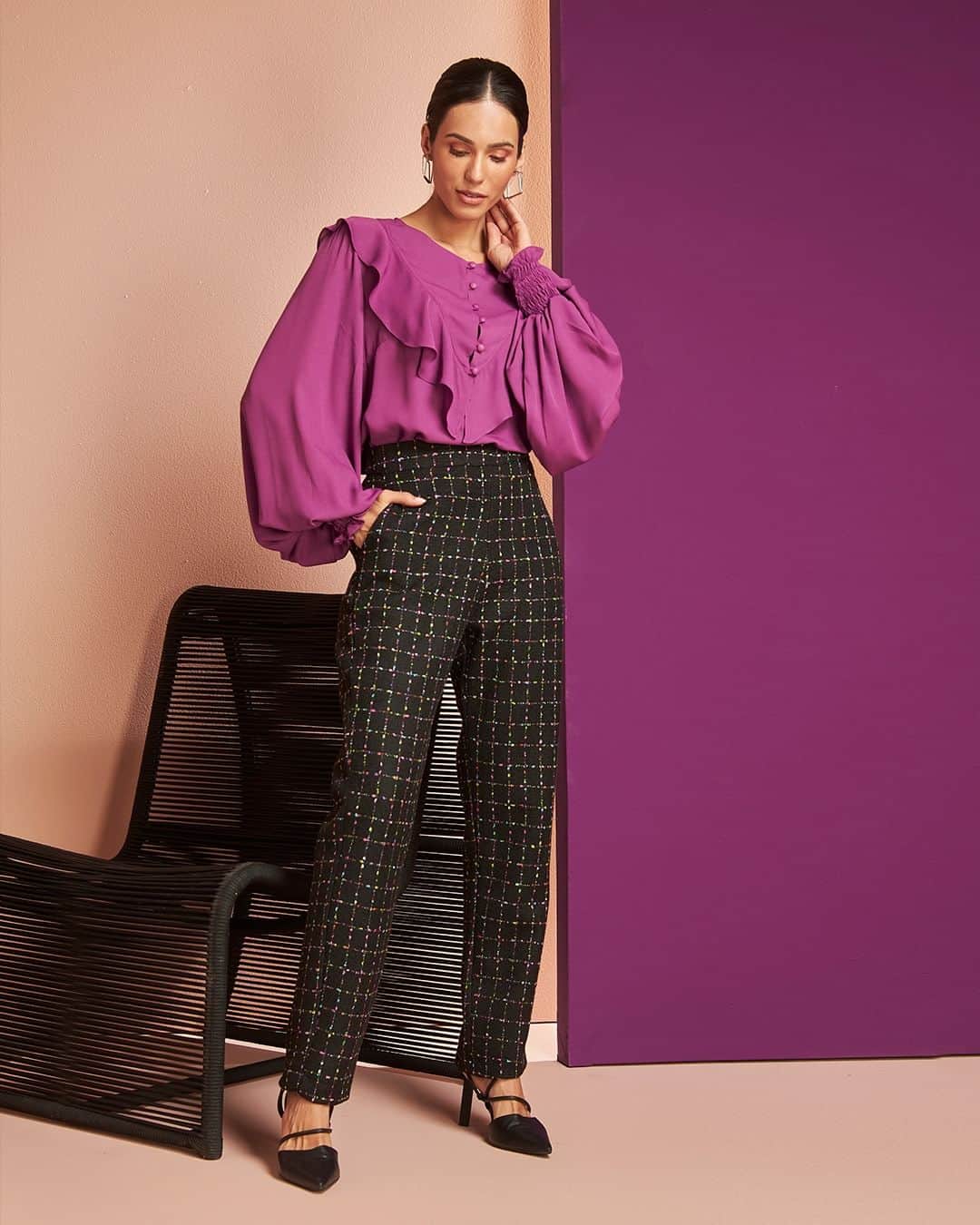 DECÊNCIAのインスタグラム：「A blusa pink de babados fez o match perfeito com a nova calça de tweed com fios de lurex color.   Lojista, comece a semana que bem em nosso showroom e compre o look completo para a sua loja, ou converse com nossa equipe clicando no link da bio.   #blusarosa #lookinverno #calçachi #lookcomcalça」