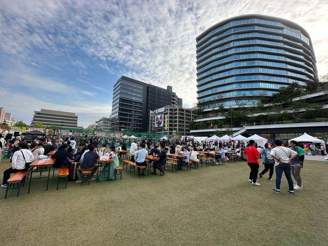 馬場賢治さんのインスタグラム写真 - (馬場賢治Instagram)「4/22.23の2日間熊本市の花畑広場で行われた“熊本福幸SPORTSフェス”にMIND PLUS⁺の出店で参加してきました。 2日間とも昼間は暑いくらいでしたが天候に恵まれて本当に良かったです。 キッチンカーとテントのブースで美味しそうな飲食店がたくさん並び、メインステージではトークショーやダンス、太鼓などで大いに盛り上がり、SPORTSのブースではストリートサッカーや野球のストラックアウト、パルクールやスラックラインなど普段なかなか体験出来ないスポーツまで体験が出来て、終始体験する子供達で大賑わいでした！ 青空の下でワイワイと飲食しながら盛り上がる人たちや、楽しそうにSPORTS体験をする子供、それを嬉しそうに見ている親御さんたち。 幸せなことしか詰まってない最高に素晴らしいイベントでした。 やっぱりSPORTSって最高だなって思ったし、子供が楽しそうにしてる時の笑顔に勝るものはないなと。 僕はというとほぼ立ち尽くすか座ってた2日間でした。笑 ほとんど来場者状態笑 ただ最高の景色を間近で目に焼き付けて自分の将来を考えた2日間でもありました。 あの幸せな光景は僕の未来を変えてくれるきっかけになったかもしれないし、ただただ立ち尽くしただけの無駄な2日間だっただけじゃないものを感じてこれた大事な2日間だったんじゃないかなと思っています。 全てはこれからの自分次第です。 今回お誘いして頂いたこのイベントの主催者で @abu_a.b.united で共に学ぶ @ryoji_katsuki さん本当に素晴らしいイベントをやり切りお疲れ様でした！ そしてお誘い頂きありがとうございました。 ちゃっかり念願のサウナーの西の聖地“湯らっくす”にも初めて行ってきました！ もちろん湯らっくすの滝にも打たれてきました笑 さすが全てが最高でした！ なんか旅行みたいな熊本遠征でした。笑」4月24日 20時00分 - babakenji.0707