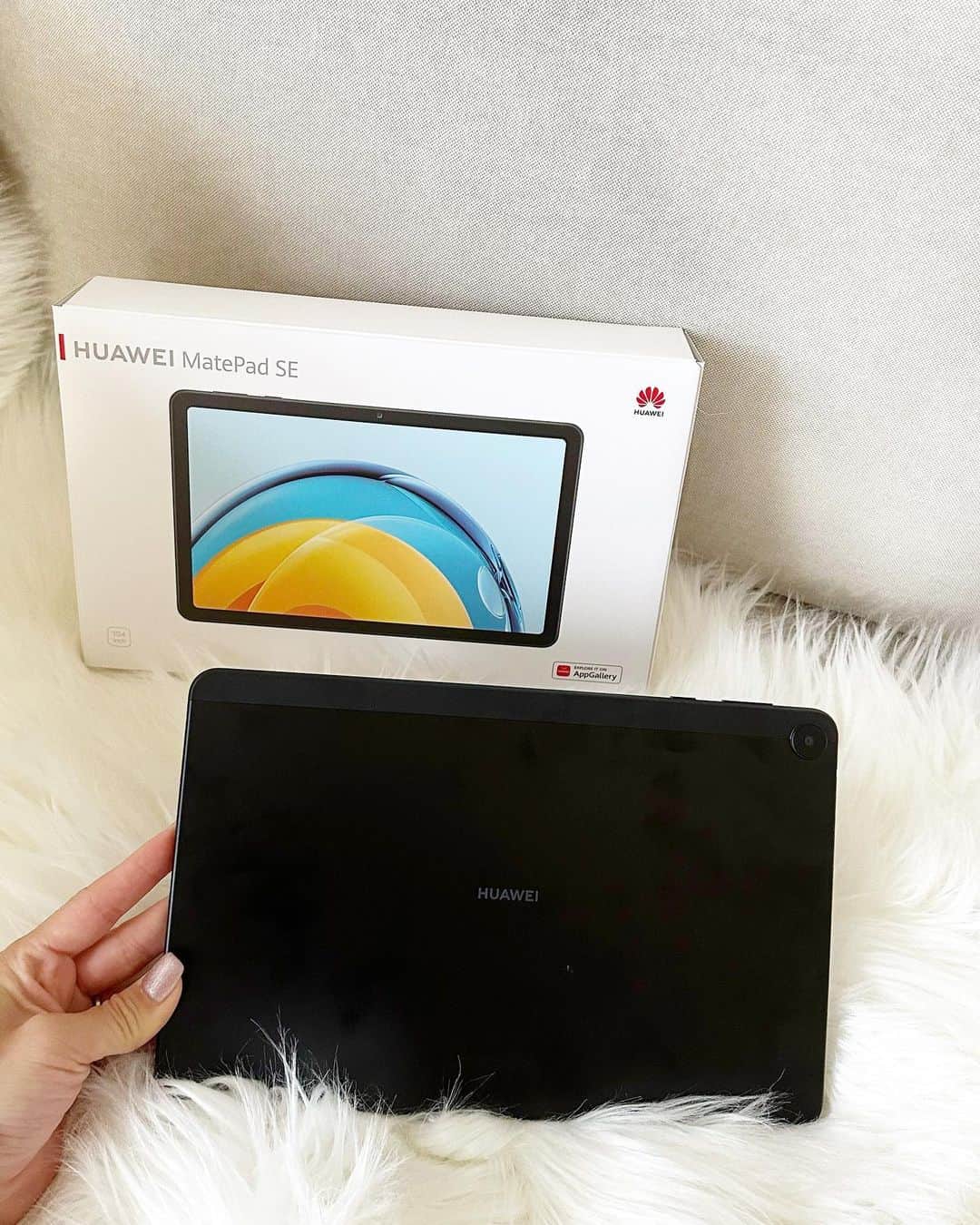 都築青空さんのインスタグラム写真 - (都築青空Instagram)「【HUAWEI】2K高精細タブレット 「HUAWEI MatePad SE 10.4"」お迎えしました。 @huaweimobilejapan  目が疲れにくい2K高精細の没入型ディスプレイと Huawei Histen　8.0によるサラウンド音響📯  キッズモードで、子どもも、楽しく安全に使えます！ ちょうどタブレットに興味津々な頃だったので とても助かってます😭💞 いろんなこと学んでほしいなあ✨   HUAWEI eBook モード搭載で、 白黒のグレースケール表示で、 まるで紙のように快適な読書体験もできるんだって📚  #HUAWEI #HUAWEIMatePad #MatePadSE #タブレット #PR」4月24日 20時07分 - aozora723