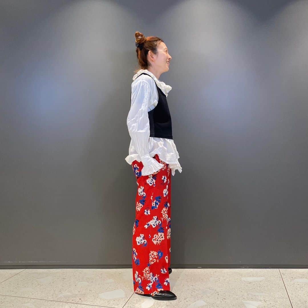 BEAMS JAPANさんのインスタグラム写真 - (BEAMS JAPANInstagram)「. 【WOMENS STAFF STYLING】  ＜BEAMS JAPAN＞のオリジナルベストは、絶妙な着丈バランスでレイヤードが楽しめます。 Staff 153cm  ＜BEAMS JAPAN ORIGINAL＞ Short Line Vest ¥9,680-(inc.tax) Item No.13-06-0029  ＜Needles＞ BOOT-CUT SIDE TAB TROUSER - POLY HOPSACK / FLORAL PRINTED ¥31,900-(inc.tax) Item No.13-23-0018  BEAMS JAPAN 3F ☎︎03-5368-7317 @beams_japan #beamsjapanoriginal #needles #beams #beamsboy #beamsjapan #beamsjapan3rd #beamsjapanwomens #beamsstaffstyling Instagram for Womens staff stylings  Blog for Recommended」4月24日 20時08分 - beams_japan
