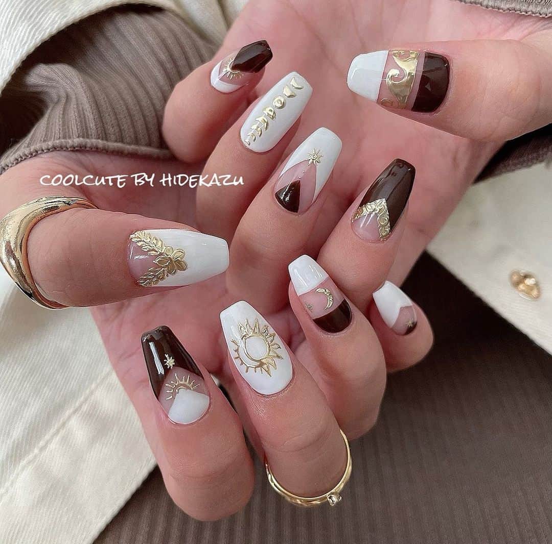 のインスタグラム：「◇BOHOスタイル ゴールドジュエリーとジュエリータトゥー💅 めっかわね☺️ ・ @raygel.nail_official  @d.nail_offical  ・ ・ ・ ネイル、レッスンのご予約お問い合わせはこちらから⬇️ プライベートサロンCoolCute 中目黒駅徒歩２分  ご予約はLINEより LINE 🆔→「@ghu9662h」 ※@マークを付けたままご検索ください。  もしくはプロフィールの「メール」よりお問い合わせください。 ・ ・ ・ #ファッション#おしゃれ#オシャレ#かわいい#かっこかわいい#coolcute#hidekazu#ネイルアート#ネイル#ジェルネイル#ネイルデザイン#エスニックネイル#ボヘミアンネイル#手描きネイル#天然石ネイル#bohoネイル#ゴールドジュエリー#ボヘミアンスタイル#インディアンジュエリー#ミラーネイル #nail#nails#nailart#nailartist#gelnail#fashion#nailstagram#Instanails#bohemian#boho」