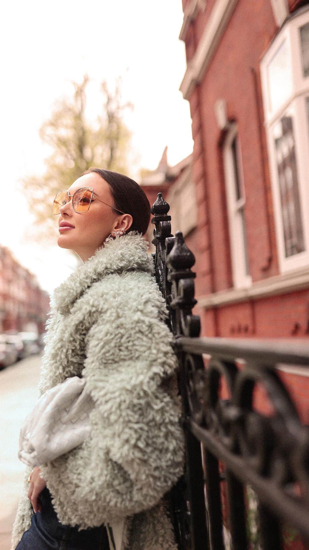 アイーダ・ガリフッリーナのインスタグラム：「🌿🍀🍃 Life. Color. Style…..and LOVE 🍃☘️🌿  Video: @igorfain   #love #fashion #MUSIC #style」