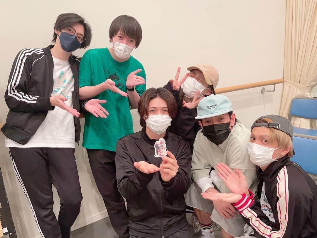 のインスタグラム：「4/24 至の誕生日を春組みんなでお祝いしました🌸」