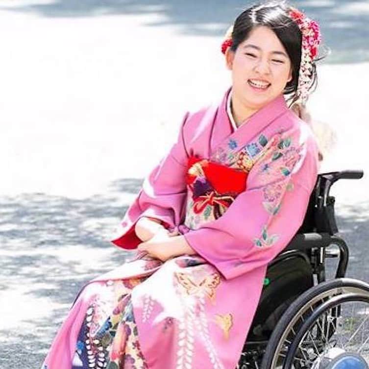 soarさんのインスタグラム写真 - (soarInstagram)「「オシャレな服を着たい」という気持ちは誰だってきっと同じ。でも実は、病気や障害があるなどの理由でオシャレを諦めてしまう人も多いのです。そこで今回は、靴ひもを結ばなくてもスニーカーを楽しめるプロダクトや座ったまま着付けができる着物など、すべての人便利に楽しむことができるユニバーサルデザインのファッションを５つご紹介します！🕊🌼 ・ ・ 「誰もがおしゃれを楽しめる！素敵なユニバーサルデザインのファッションを5つご紹介します」 https://soar-world.com/2018/01/16/fashionproduct/ ・ ・ 「soar(ソアー)」は、人の持つ可能性が広がる瞬間を捉え、伝えていくメディアです🕊✨☘ https://soar-world.com/ ・ ・ #soar_world #おしゃれ #ユニバーサルデザイン #ファッション #服 #病気 #障害 #車椅子 #障害者 #スニーカー #靴紐 #デニム #岡山 #ジーンズ #プラスパッドジーンズ #ALS #難病 #デザイン #着物」4月27日 21時00分 - soar_world