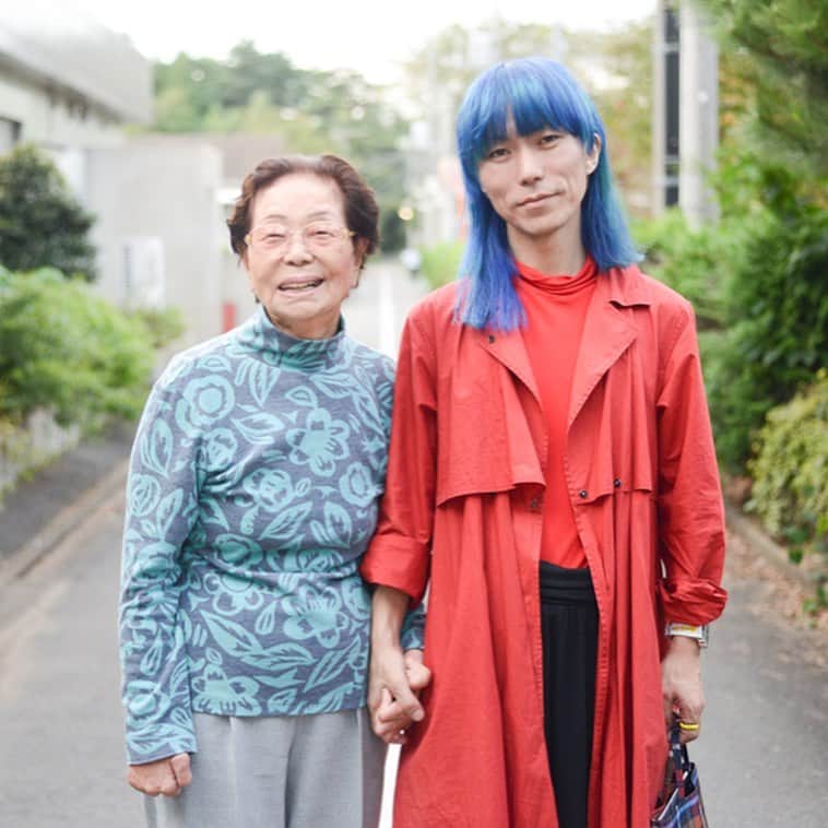 soarさんのインスタグラム写真 - (soarInstagram)「「オシャレな服を着たい」という気持ちは誰だってきっと同じ。でも実は、病気や障害があるなどの理由でオシャレを諦めてしまう人も多いのです。そこで今回は、靴ひもを結ばなくてもスニーカーを楽しめるプロダクトや座ったまま着付けができる着物など、すべての人便利に楽しむことができるユニバーサルデザインのファッションを５つご紹介します！🕊🌼 ・ ・ 「誰もがおしゃれを楽しめる！素敵なユニバーサルデザインのファッションを5つご紹介します」 https://soar-world.com/2018/01/16/fashionproduct/ ・ ・ 「soar(ソアー)」は、人の持つ可能性が広がる瞬間を捉え、伝えていくメディアです🕊✨☘ https://soar-world.com/ ・ ・ #soar_world #おしゃれ #ユニバーサルデザイン #ファッション #服 #病気 #障害 #車椅子 #障害者 #スニーカー #靴紐 #デニム #岡山 #ジーンズ #プラスパッドジーンズ #ALS #難病 #デザイン #着物」4月27日 21時00分 - soar_world