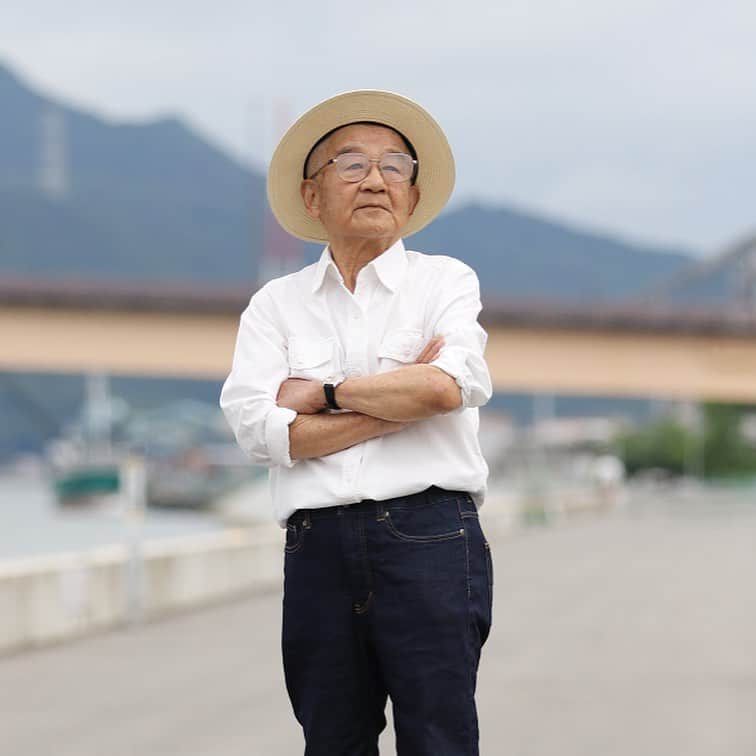 soarさんのインスタグラム写真 - (soarInstagram)「「オシャレな服を着たい」という気持ちは誰だってきっと同じ。でも実は、病気や障害があるなどの理由でオシャレを諦めてしまう人も多いのです。そこで今回は、靴ひもを結ばなくてもスニーカーを楽しめるプロダクトや座ったまま着付けができる着物など、すべての人便利に楽しむことができるユニバーサルデザインのファッションを５つご紹介します！🕊🌼 ・ ・ 「誰もがおしゃれを楽しめる！素敵なユニバーサルデザインのファッションを5つご紹介します」 https://soar-world.com/2018/01/16/fashionproduct/ ・ ・ 「soar(ソアー)」は、人の持つ可能性が広がる瞬間を捉え、伝えていくメディアです🕊✨☘ https://soar-world.com/ ・ ・ #soar_world #おしゃれ #ユニバーサルデザイン #ファッション #服 #病気 #障害 #車椅子 #障害者 #スニーカー #靴紐 #デニム #岡山 #ジーンズ #プラスパッドジーンズ #ALS #難病 #デザイン #着物」4月27日 21時00分 - soar_world