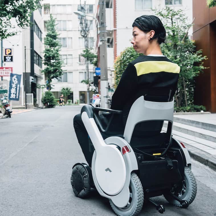 soarさんのインスタグラム写真 - (soarInstagram)「「オシャレな服を着たい」という気持ちは誰だってきっと同じ。でも実は、病気や障害があるなどの理由でオシャレを諦めてしまう人も多いのです。そこで今回は、靴ひもを結ばなくてもスニーカーを楽しめるプロダクトや座ったまま着付けができる着物など、すべての人便利に楽しむことができるユニバーサルデザインのファッションを５つご紹介します！🕊🌼 ・ ・ 「誰もがおしゃれを楽しめる！素敵なユニバーサルデザインのファッションを5つご紹介します」 https://soar-world.com/2018/01/16/fashionproduct/ ・ ・ 「soar(ソアー)」は、人の持つ可能性が広がる瞬間を捉え、伝えていくメディアです🕊✨☘ https://soar-world.com/ ・ ・ #soar_world #おしゃれ #ユニバーサルデザイン #ファッション #服 #病気 #障害 #車椅子 #障害者 #スニーカー #靴紐 #デニム #岡山 #ジーンズ #プラスパッドジーンズ #ALS #難病 #デザイン #着物」4月27日 21時00分 - soar_world