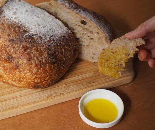 hiraliさんのインスタグラム写真 - (hiraliInstagram)「THE MARKET×hirali  自家製酵母パンのお店THEMARKETで扱うオリーブオイル「ノヴェッロ」をhirali手ぬぐいで包みました。究極にシンプルなパン、サワードゥとセットにしてあずま袋に入れてお届けします♪  @themarketjp   このオリーブオイル、驚くほど爽やかな味わいなのです。  口に入れるとグリーンでフレッシュな香りがふわっと広がります。 オイルでありながらもオリーブジュースのような風味。  この時期ならではの特別な味をぜひお試しください。  ●自家製酵母パンとオリーブオイルセット（あずま袋にいれて）  母の日のプレゼントにも最適です。  ※ご購入はキナリノモールからお願いします。（プロフィール欄より）  #hirali #ひらり#母の日 #母の日プレゼント #キナリノ #キナリノモール  ◾️実用新案取得済み◾️ 「ロール捺染によるリバーシブル染色」 「手ぬぐいで作ったスヌード」  ◾️商標登録申請中◾️ 「てぬぐいスヌード」「てぬぐいスヌードOo」」4月24日 20時17分 - hiralitenugui