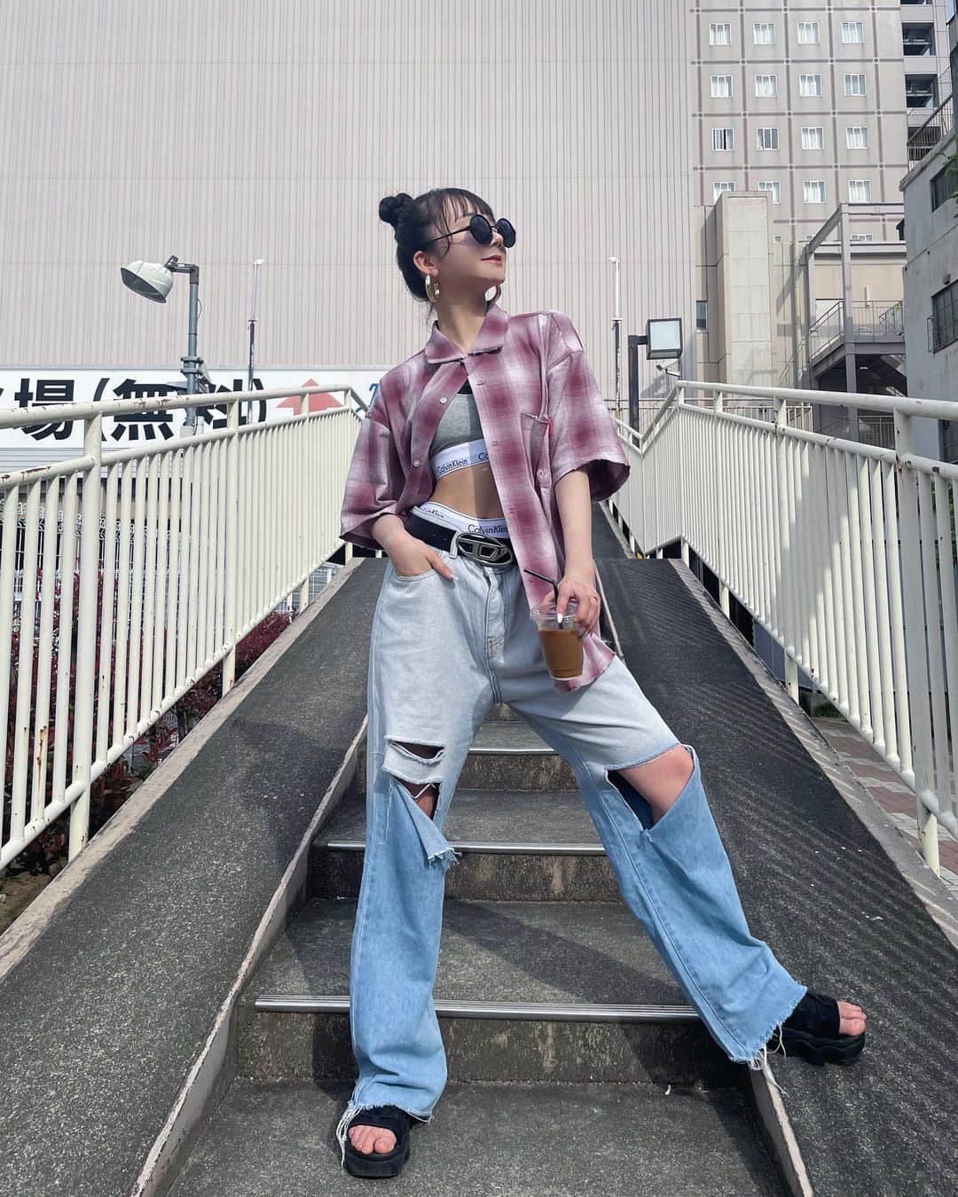 せいあのインスタグラム：「前髪切りすぎてしまった🥲‎✂️ .  この私服お気に入りなの🔆‬ @9090s_ さんのシャツだよ🎈⛅️  #9090 #ストリート #ストリート系女子 #ootd #ootdfashion #오오티디 #일본 #뷰티스타그램 #뷰티 #데일리룩 #일상스타그램 #옷스타그램 #diesel #dieselfashion #calvinklein」