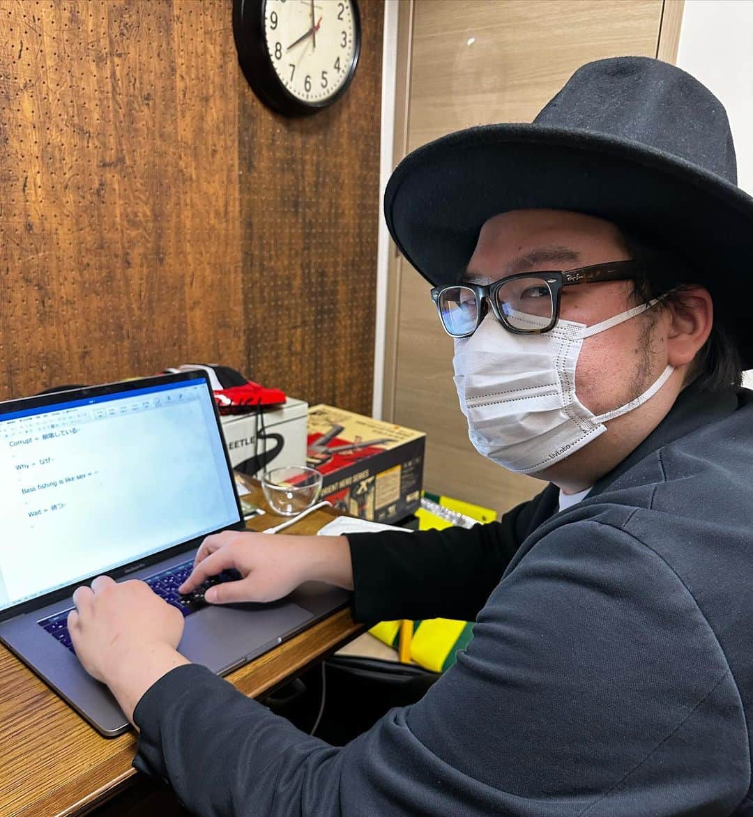 マッコイ斉藤のインスタグラム：「英語の先生じんぼぼんじ 今日で2ヶ月目」