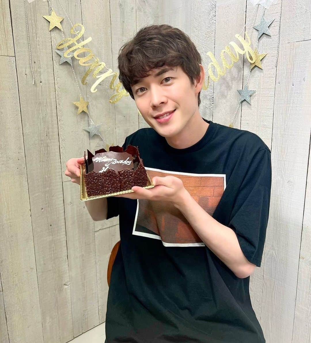 宮沢氷魚のインスタグラム：「本日29歳になりました！！ たくさんのお祝いありがとうございます🎉 20代ラスト、全力で頑張ります👍 よろしくお願いします！」
