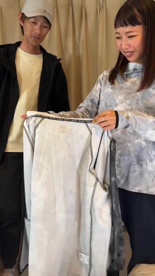 のインスタグラム：「水野浩聡さんと一緒にJACKALLのアパレルをレビューしました！  詳細は @jackall_field_gear またJACKALLのHPからご覧ください😊  紹介アイテム(順不同) ・シェードフーディ ・ドットホールロゴキャップ ・フラップバックパック ・グラフィックTシャツ ・ハイドライサマーフーディ&ジップアップ ・ストレッチスウェットパンツ  ぜひ購入の参考にしてください😊」