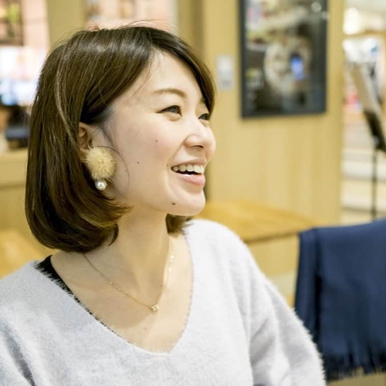 soarさんのインスタグラム写真 - (soarInstagram)「「発達の凸凹は、目に見えません。だから当事者も周りの方も、向き合うことが難しいことも多いはず。でも私は発達障害があることで、必然的に自分と向き合うことが増えました。自分や周りの方の凸凹を受け入れるということは、本当に大変なこと。でもそれによって、きっと成長出来ると思います。  人はみんな凸凹で、それが尊いことなのだと思います。  自分自身、それをひた隠しにして振る舞っていた頃より、『実はこれがすごく苦手です』『助けてください』と少しずつ素直に言えるようになったことで、心が軽くなり『本当の居場所』を作れた気がします。  これからも凸凹を開示することで、周りの人にも凸凹を開示しやすくなるきっかけになったらいいなと願っています。私自身も、発達障害だけでなく、周囲の人のいろんな特性をもっと受け入れられるような人になりたいと思います。  そして、発達障害であることで、人それぞれ得意なこと苦手なことがあると気づけました。それにって、周りの人に対して『許せること』の幅が広がったことが一番の財産だなと感じています。『普通はこうでしょ』と自分自身が誰かに言いたくなる場面もありますが、『普通』という基準は自分で勝手に作っているだけなのではないか、と立ち止まる大切さも知ることが出来ました。  自分に対しても、『苦手なこと』については、『普通できて当たり前』と責めるのではなく、『昨日の自分より出来るようになったか』と絶対評価をするようになりました。それが、今、自分らしく生きるために大切にしていることです。  私は趣味で、発達障害について表現した曲を作り、ピアノで弾き語りをしています。仕事に限らず、そんな小さな『自分だからできること』を見つけて、誰かの役に立つことが出来たらと思っています。それがゆくゆくは、自分らしく生きる道を広げてくれると信じています」 ・ ・ 「私が見たかったのは発達凸凹をどう活かすか、という前向きなもの。」そう話すのは20歳でADHD（不注意優勢型）と診断を受けたyu-kaさん。かつては自身の特性にとても悩んだそうですが、現在は大人の発達障害当事者へのインタビューをはじめ発達障害に関する発信や、サービスの提供を行い自分を活かして働いています💐 ・ ・ 「誰かの役に立ちたくて、『自分だからできること』を考えた。発達障害のある私が見つけた自分を活かす働き方」 https://soar-world.com/2018/01/24/yu-ka/ ・ ・ 「soar(ソアー)」は、人の持つ可能性が広がる瞬間を捉え、伝えていくメディアです🕊💐✨  https://soar-world.com/  ・ ・ #soar_world #発達障害 #障害 #障害者 #ADHD #ピアノ #過集中 #癇癪 #失敗 #アルバイト #バイト #接客 #知能検査 #就職活動 #就活 #特性 #うつ病 #仕事 #取材」4月28日 21時00分 - soar_world